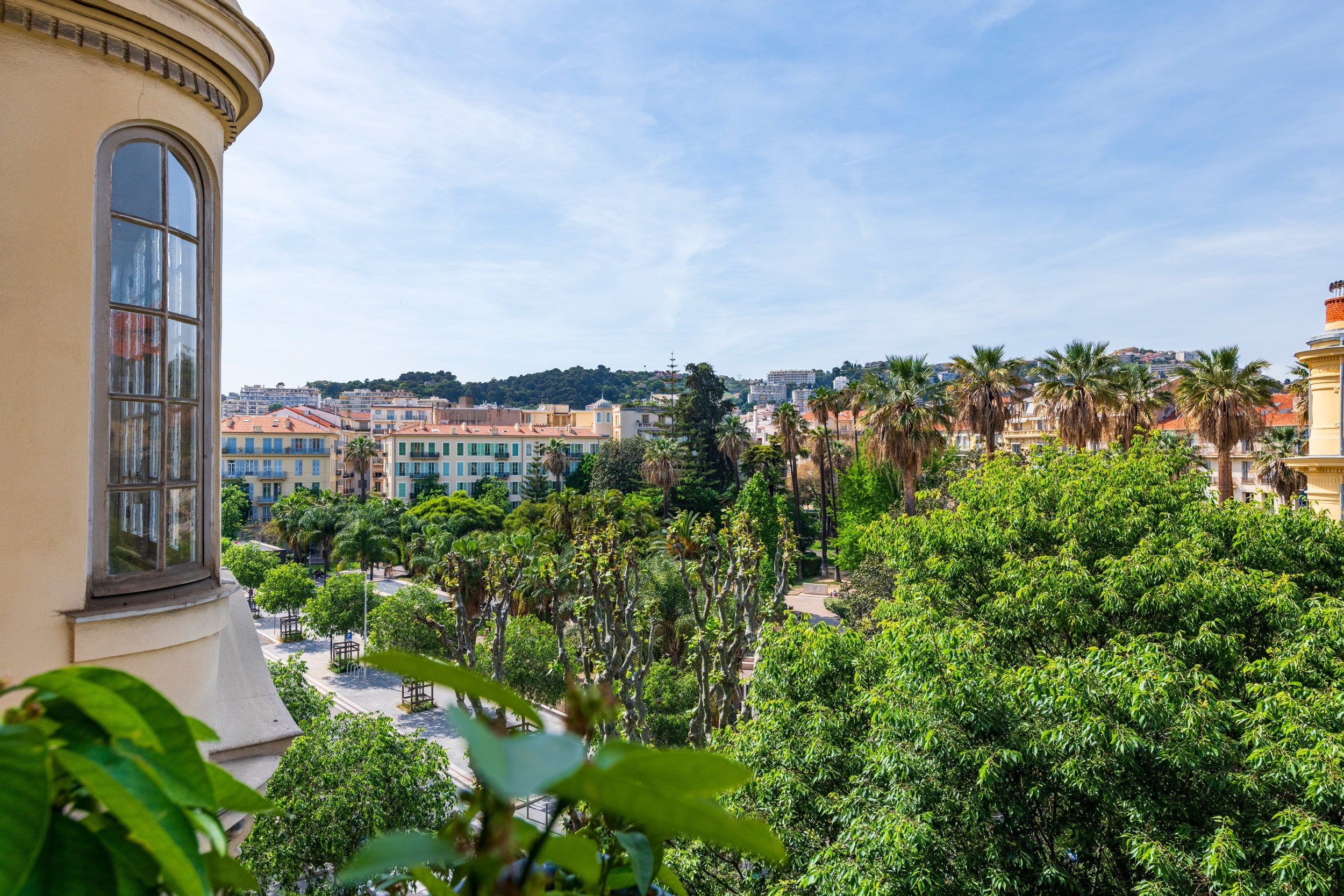  Nice Victor Hugo renovated 2 bedroom apartment 112 sqm with bow windows and par… - 物件實景