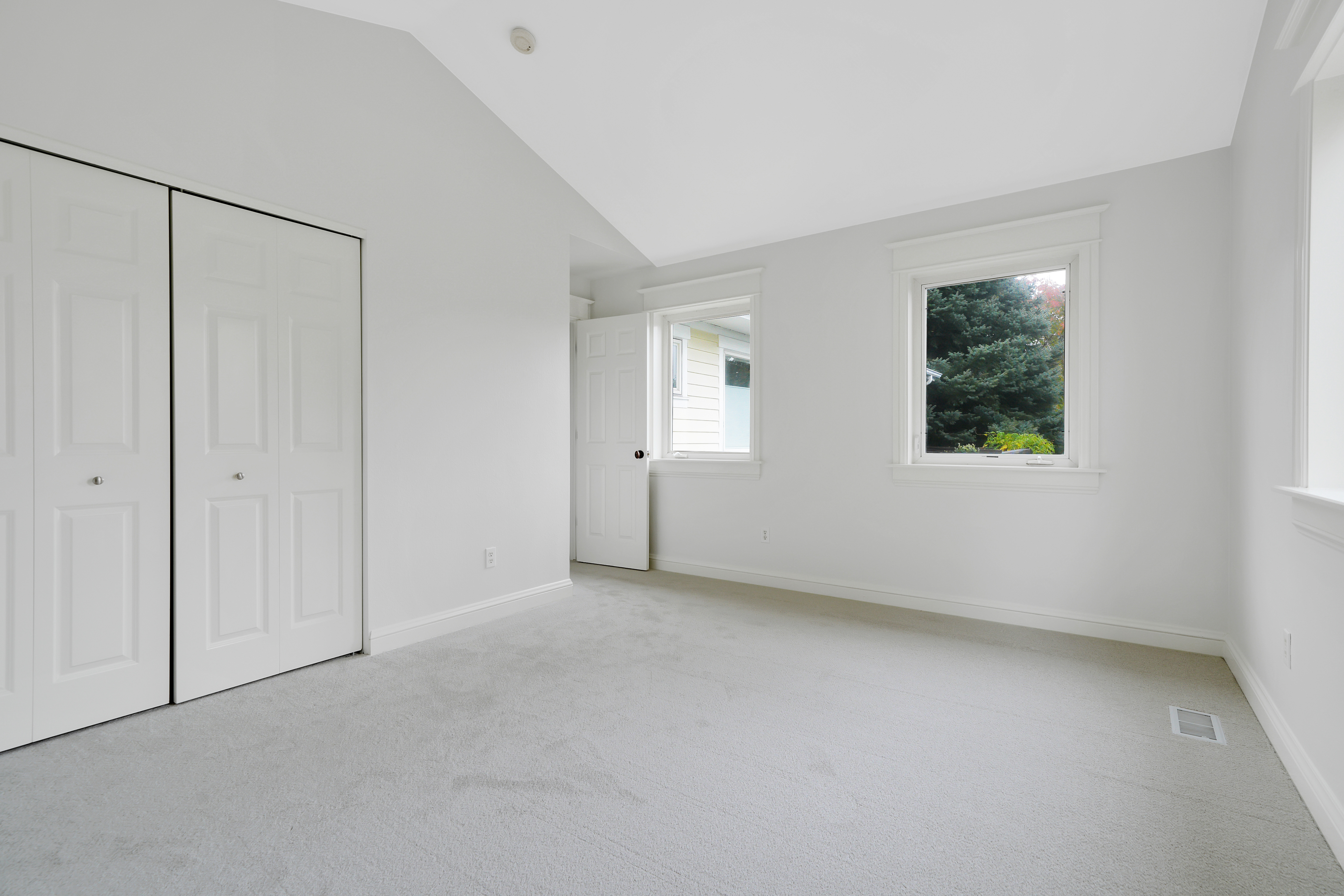  Custom Home with Vaulted Ceilings, Sauna and Wine Storage - 物件實景