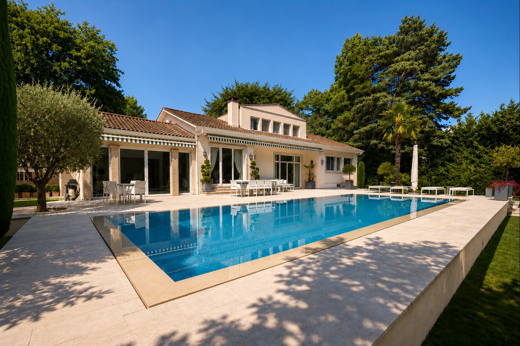  An exceptional property set in lush greenery - 物件實景
