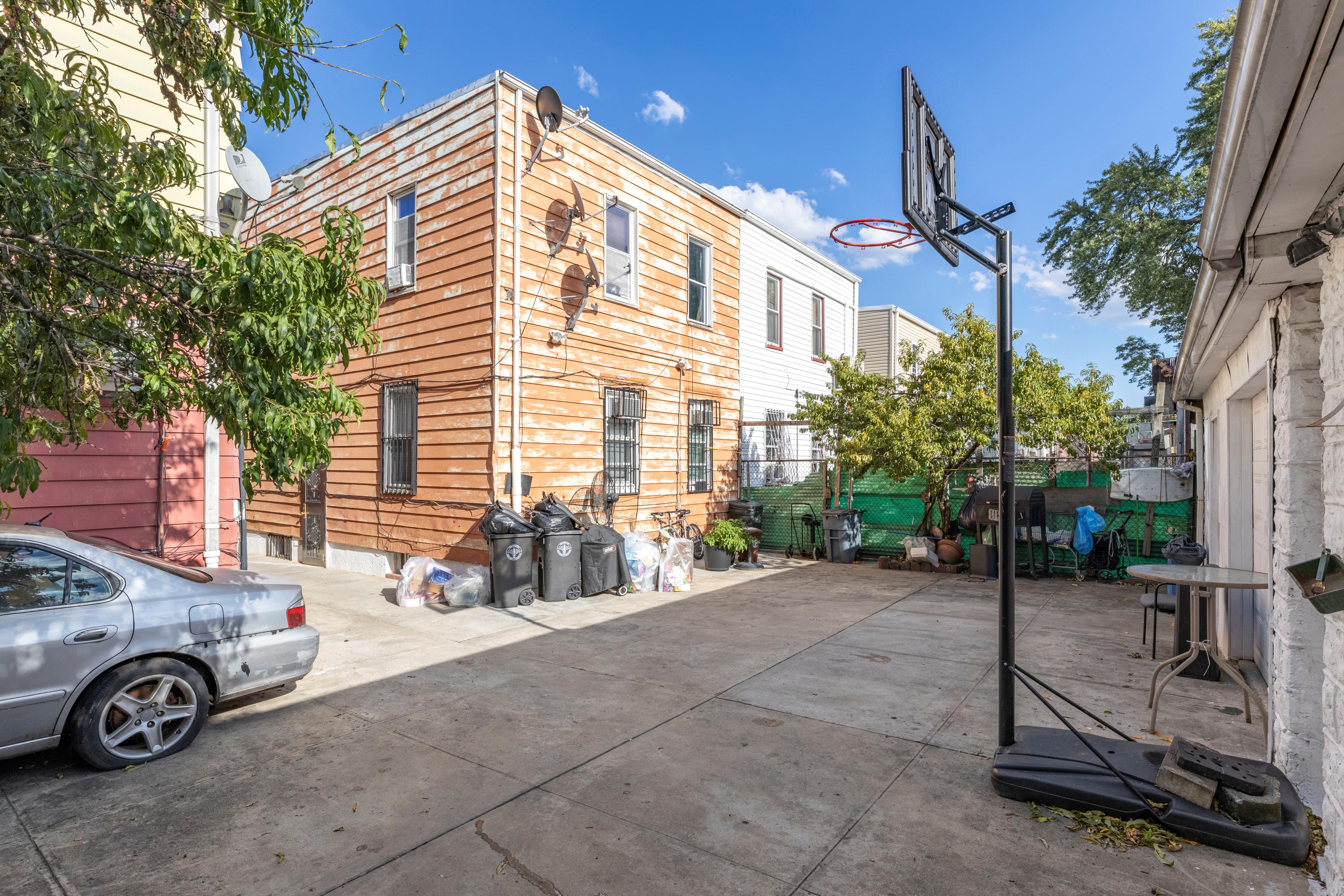 Corona, New York, 11368, United States, 10 Bedrooms Bedrooms, ,3 BathroomsBathrooms,Residential,For Sale,1976119