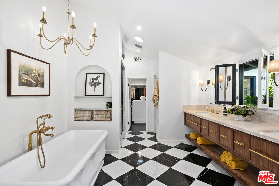 Los Angeles, California, 90004, United States, 4 Bedrooms Bedrooms, ,5 BathroomsBathrooms,Residential,For Sale,1989433