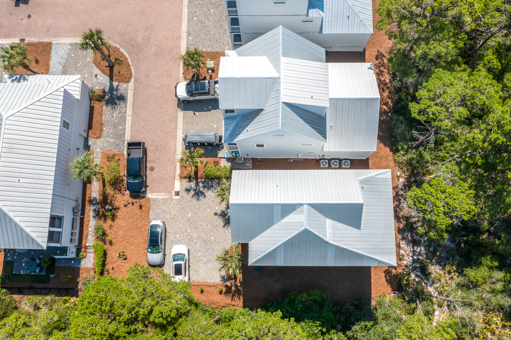  Like-New Coastal Retreat with Rare Privacy and Porches on Every Level - 物件實景