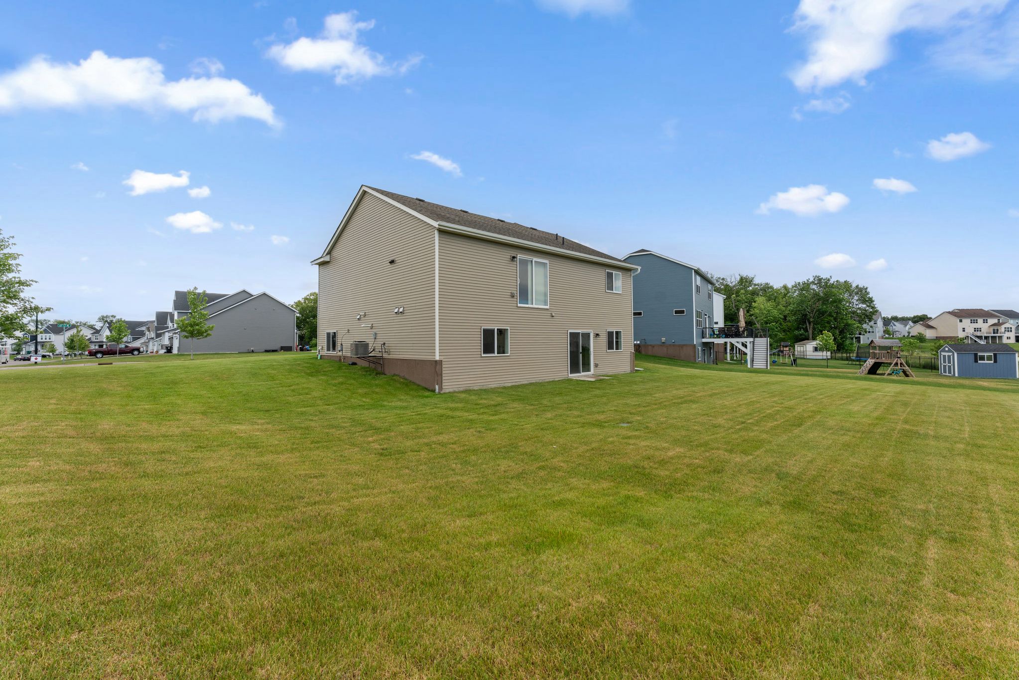  Spacious Walkout Living on a Prime Corner Lot - 物件實景