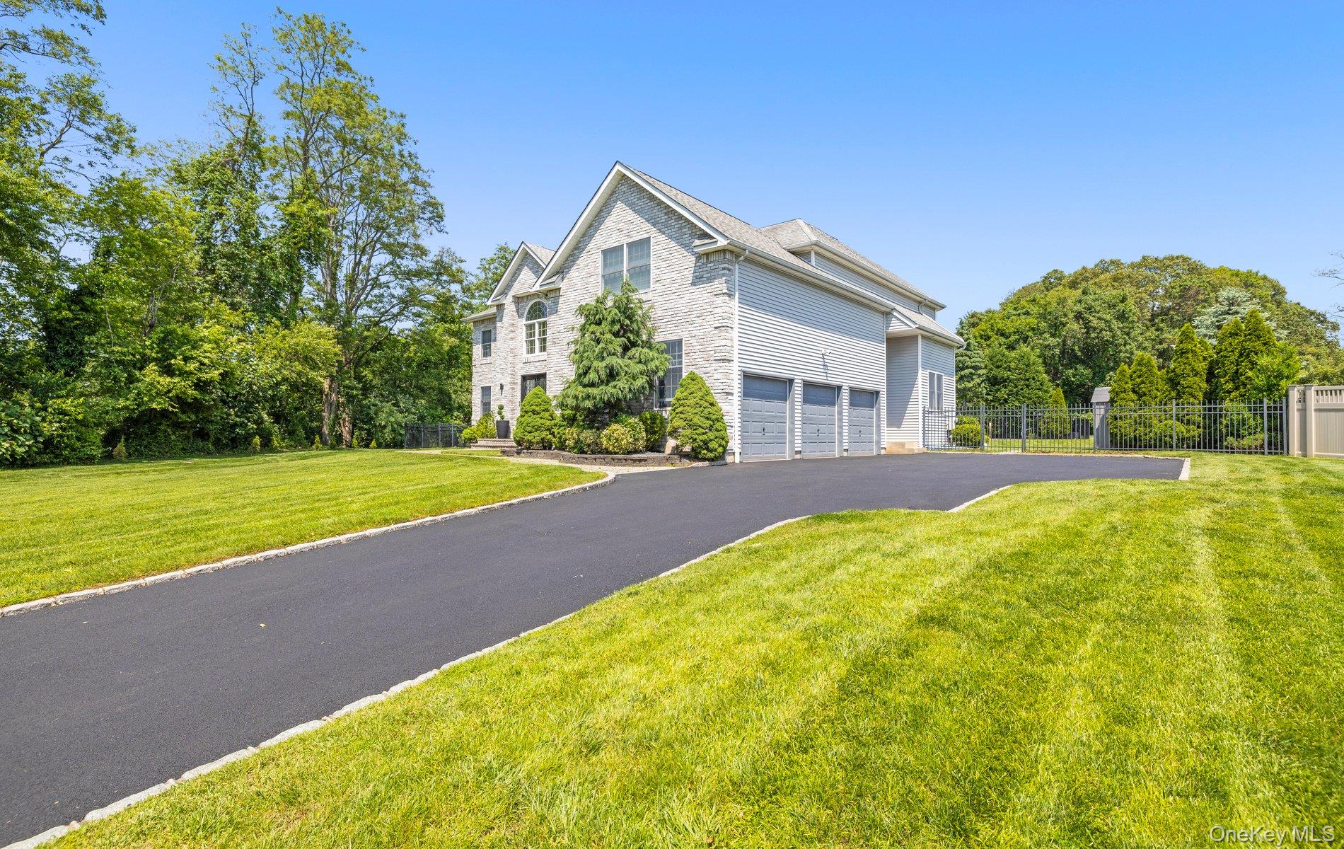 Huntington, New York, 11743, United States, 6 Bedrooms Bedrooms, ,4 BathroomsBathrooms,Residential,For Sale,1827761