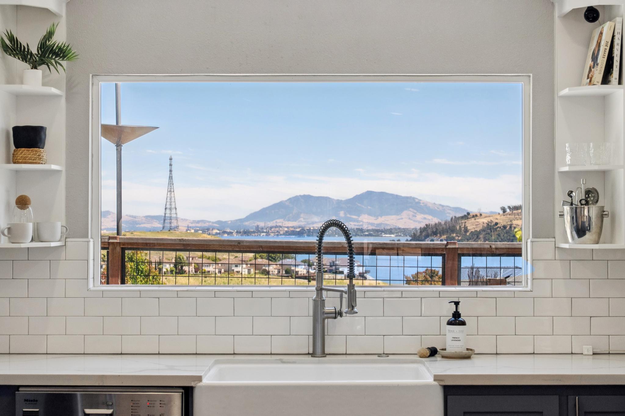  Beautifully Updated Home with Stunning Water Views - 物件實景