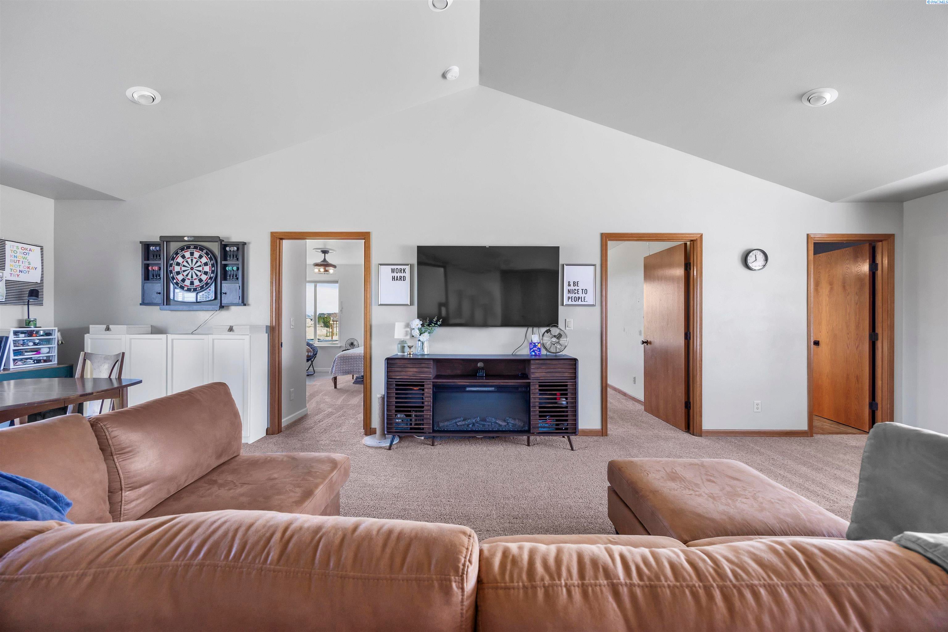 West Richland, Washington, 99353, United States, 4 Bedrooms Bedrooms, ,4 BathroomsBathrooms,Residential,For Sale,2031240