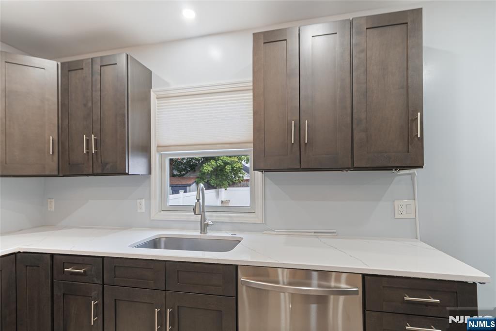 Teaneck, New Jersey, 07666, United States, 3 Bedrooms Bedrooms, ,2 BathroomsBathrooms,Residential,For Sale,1987513