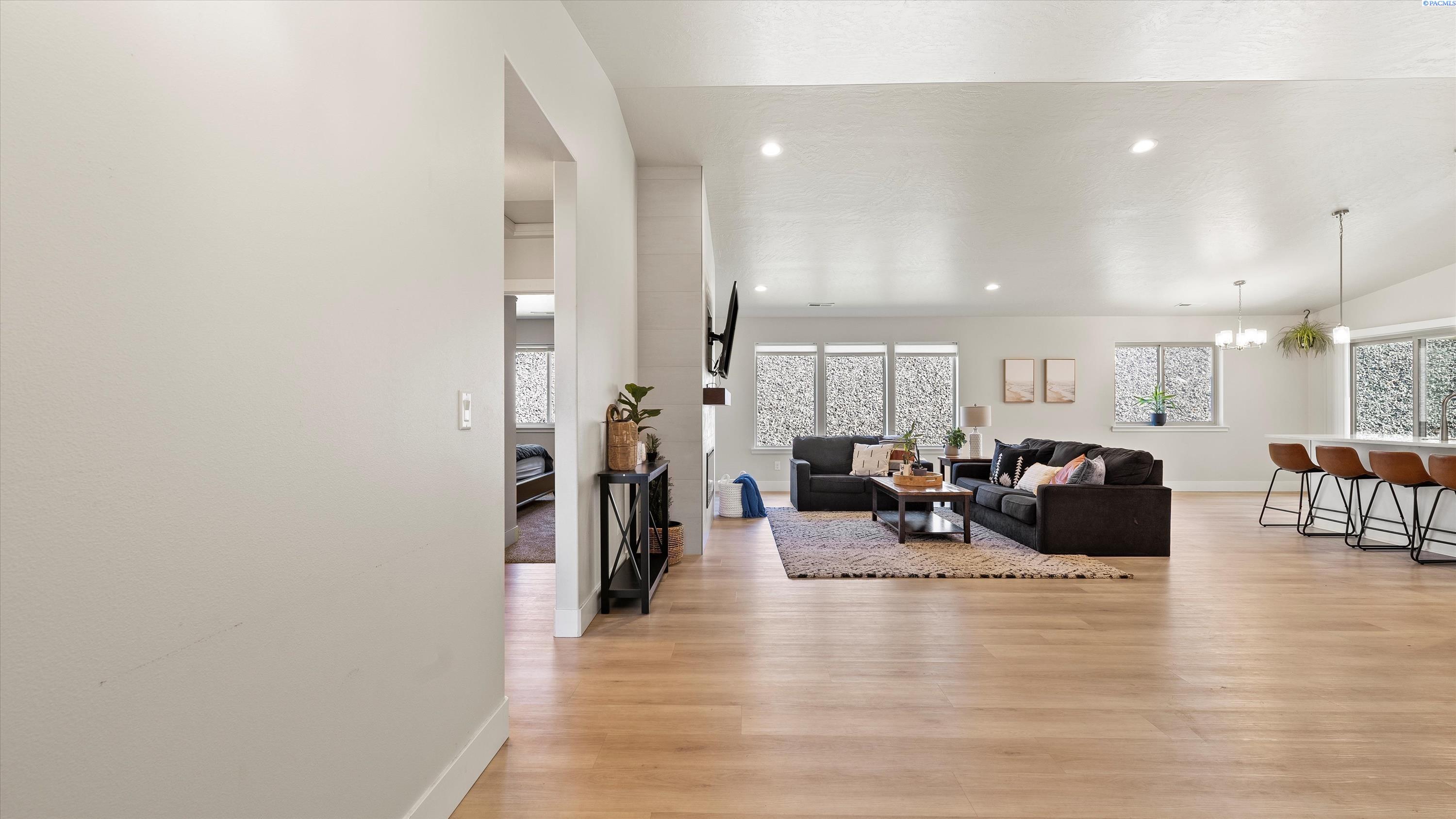 Kennewick, Washington, 99338, United States, 4 Bedrooms Bedrooms, ,1 BathroomBathrooms,Residential,For Sale,1918004