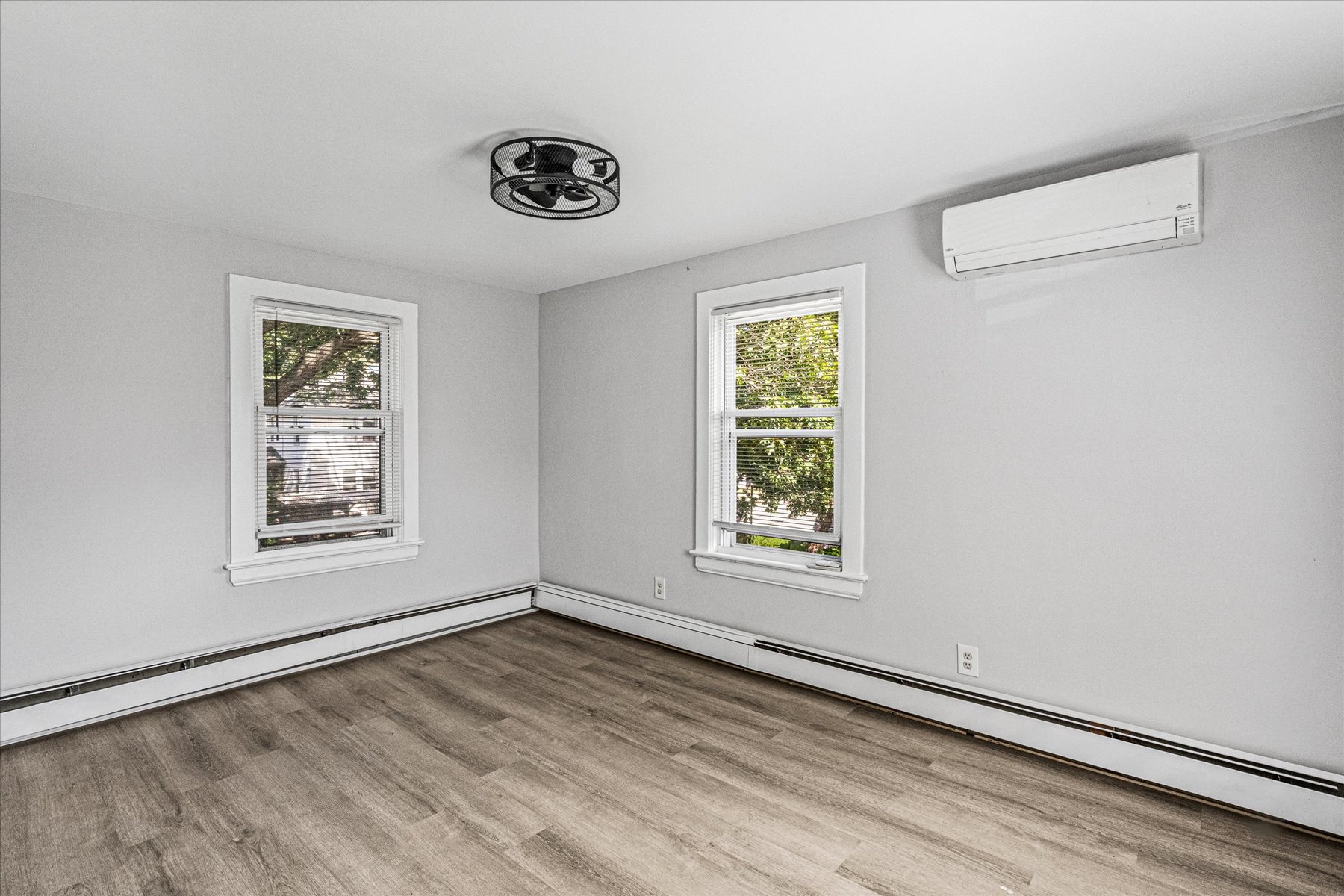  209-72 45th Drive, Bayside, NY, 11361 - 物件實景