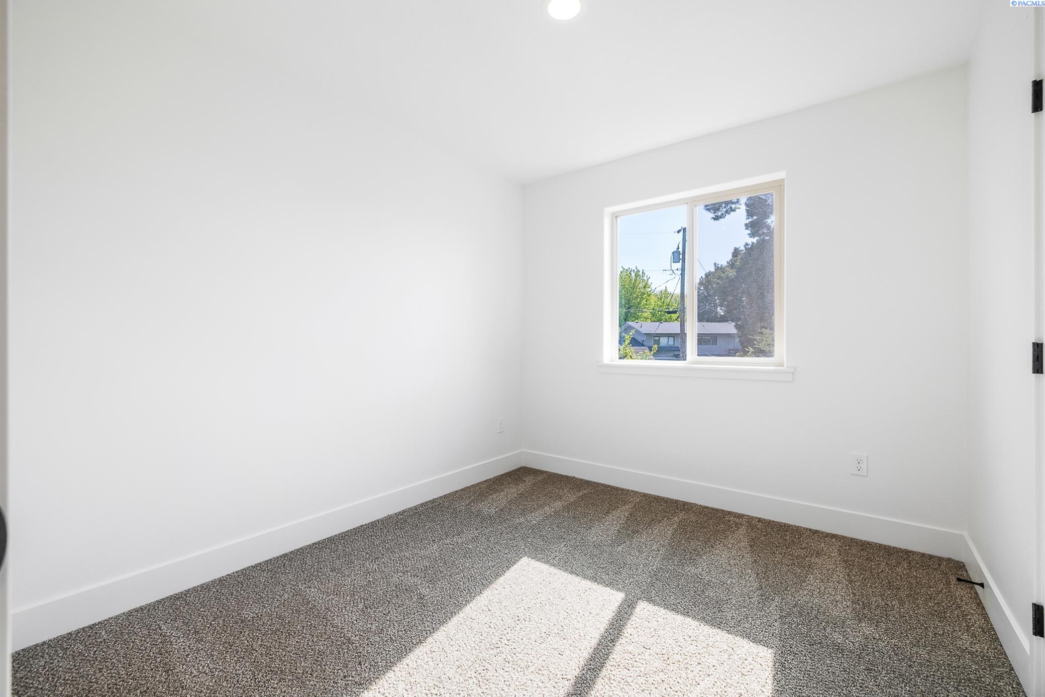 Kennewick, Washington, 99337, United States, 6 Bedrooms Bedrooms, ,Residential,For Sale,1940444