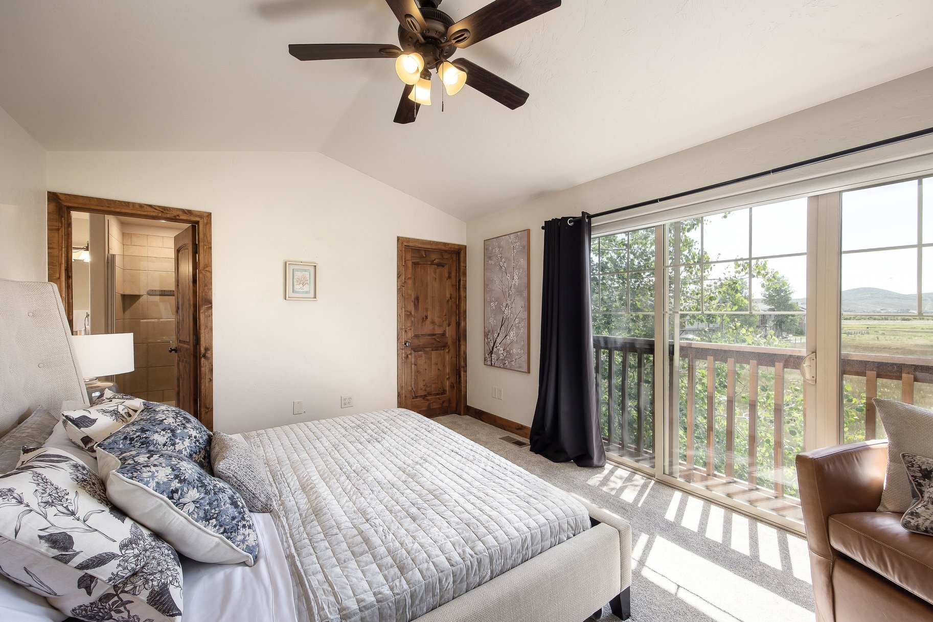  Exceptional Fox Point Townhome with Mountain Views & Prime Location - 物件實景