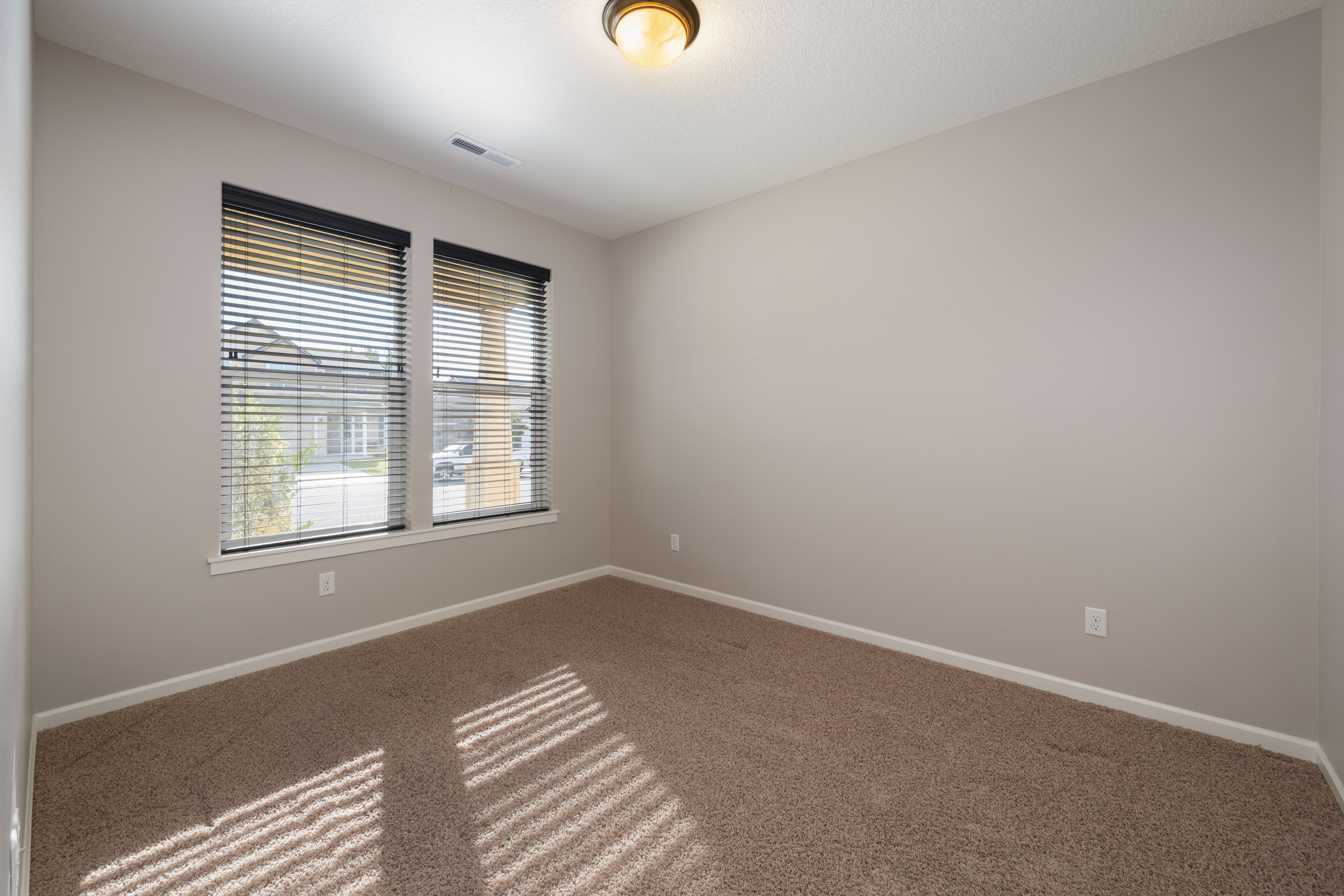  Welcome to this well-maintained 3-bedroom, 2-bath New Tradition resale - 物件實景
