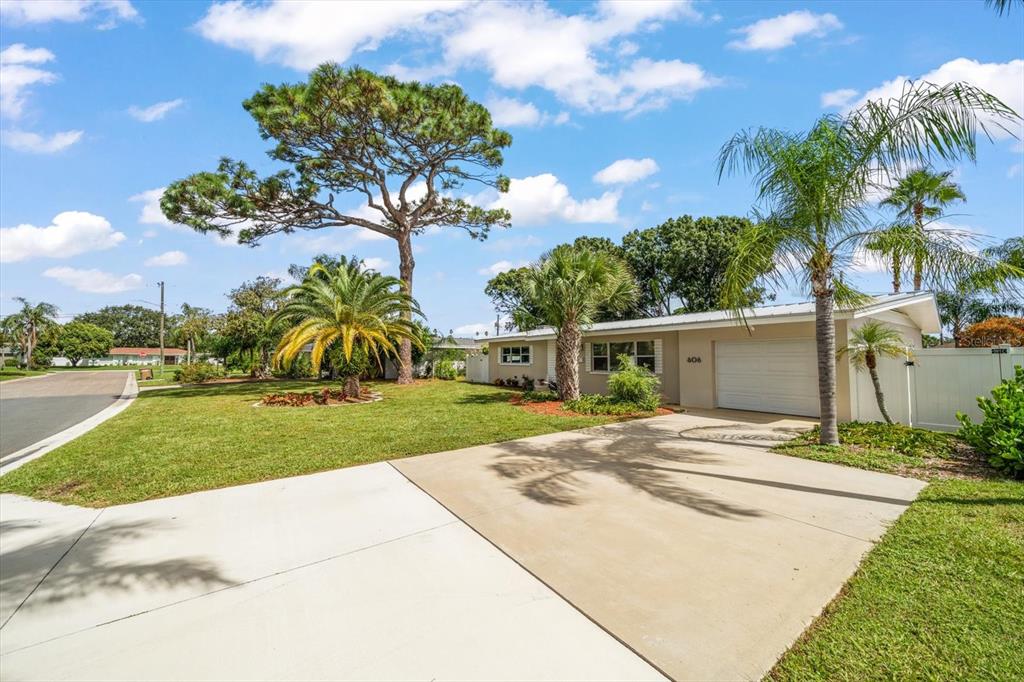 Belleair, Florida, 33756, United States, 2 Bedrooms Bedrooms, ,2 BathroomsBathrooms,Residential,For Sale,1988063