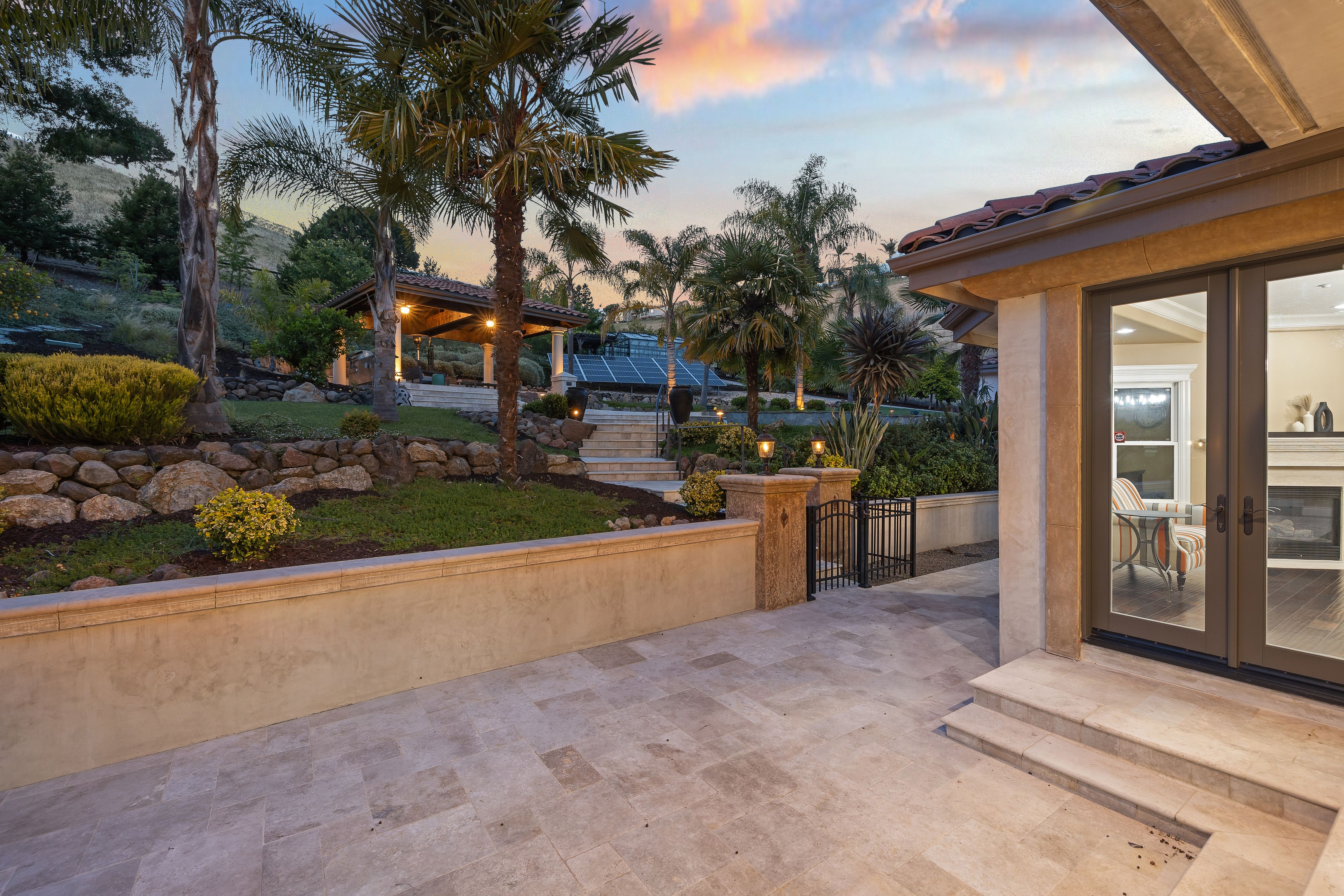  Grand Mediterranean Estate with Private Multi-Generational Wing - 物件實景