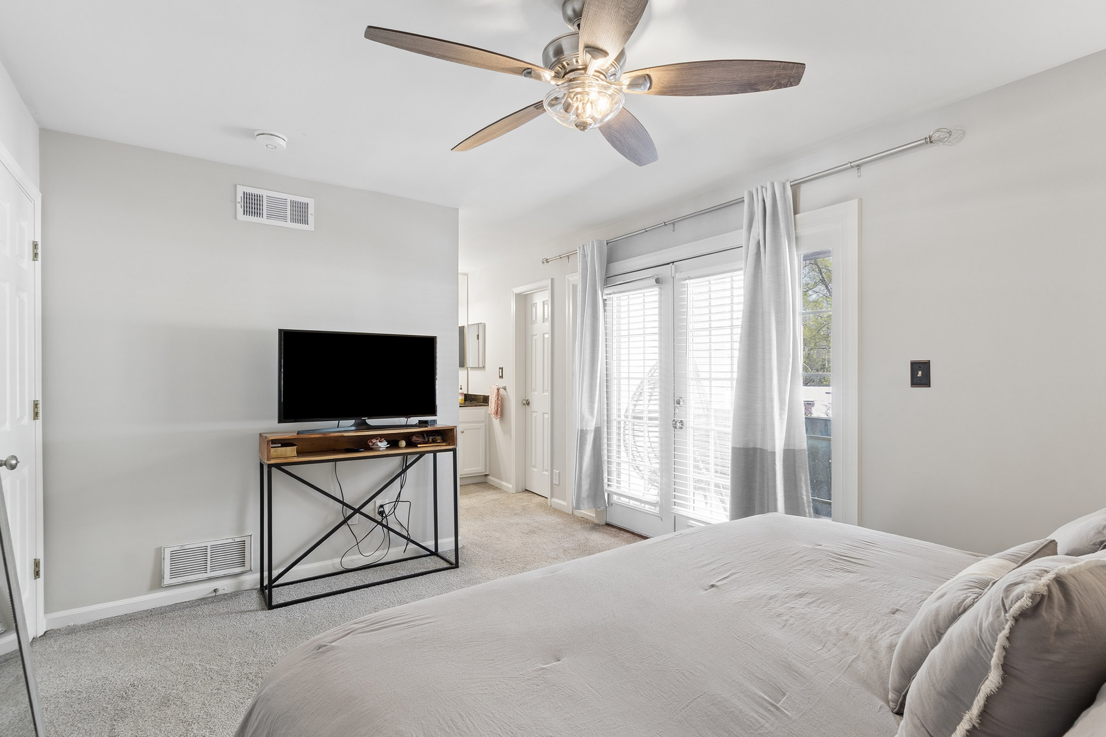  Beautifully Updated Two-story Townhome - 物件實景