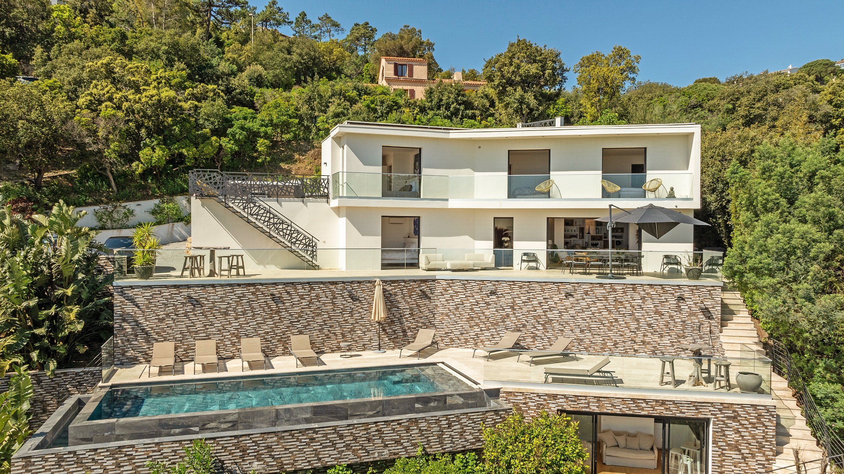  Les Issambres: contemporary villa with pool and sea view, sole agent - 物件實景