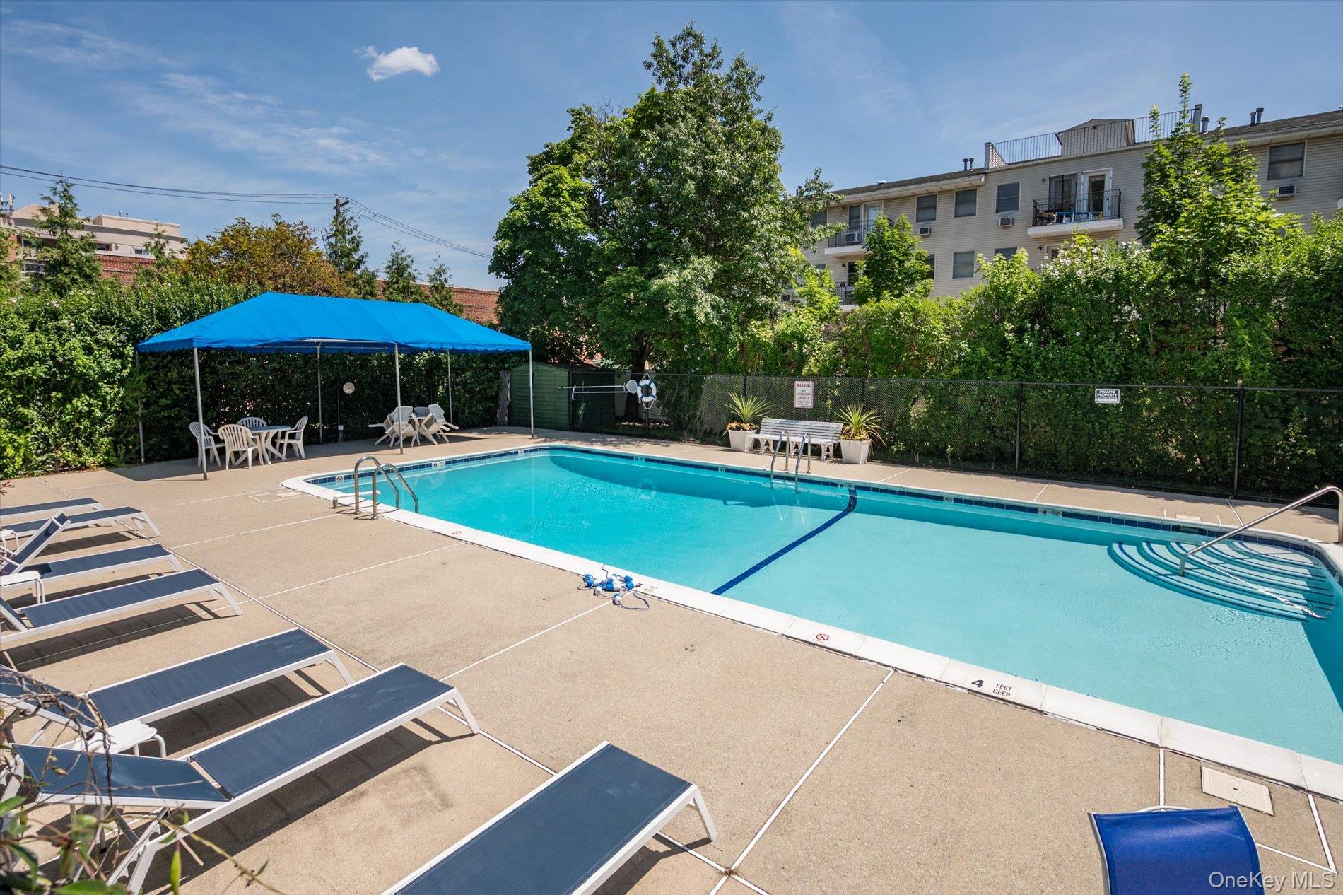  135 Post Avenue, Westbury, NY, 11590 - 物件實景