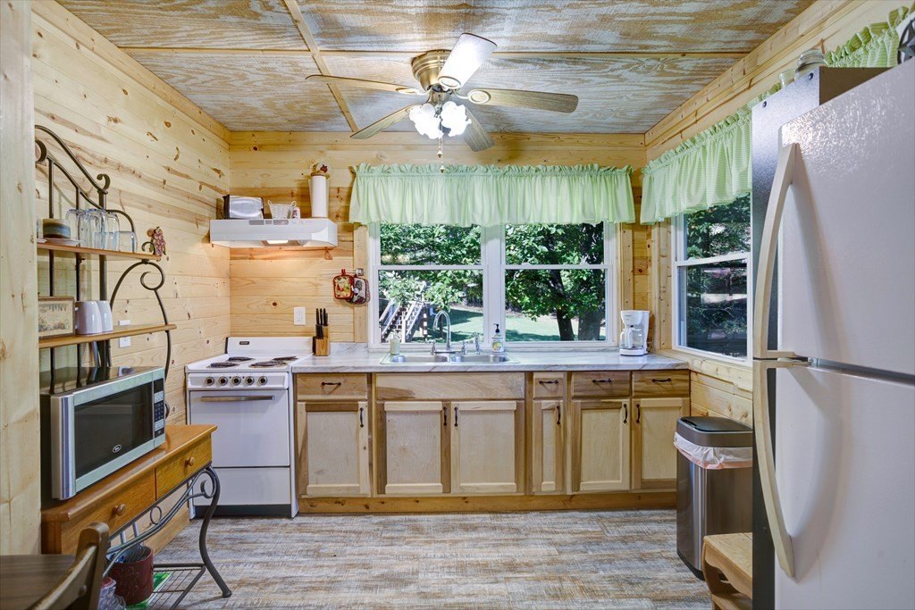 Hiawassee, Georgia, 30546, United States, 2 Bedrooms Bedrooms, ,3 BathroomsBathrooms,Residential,For Sale,1979579