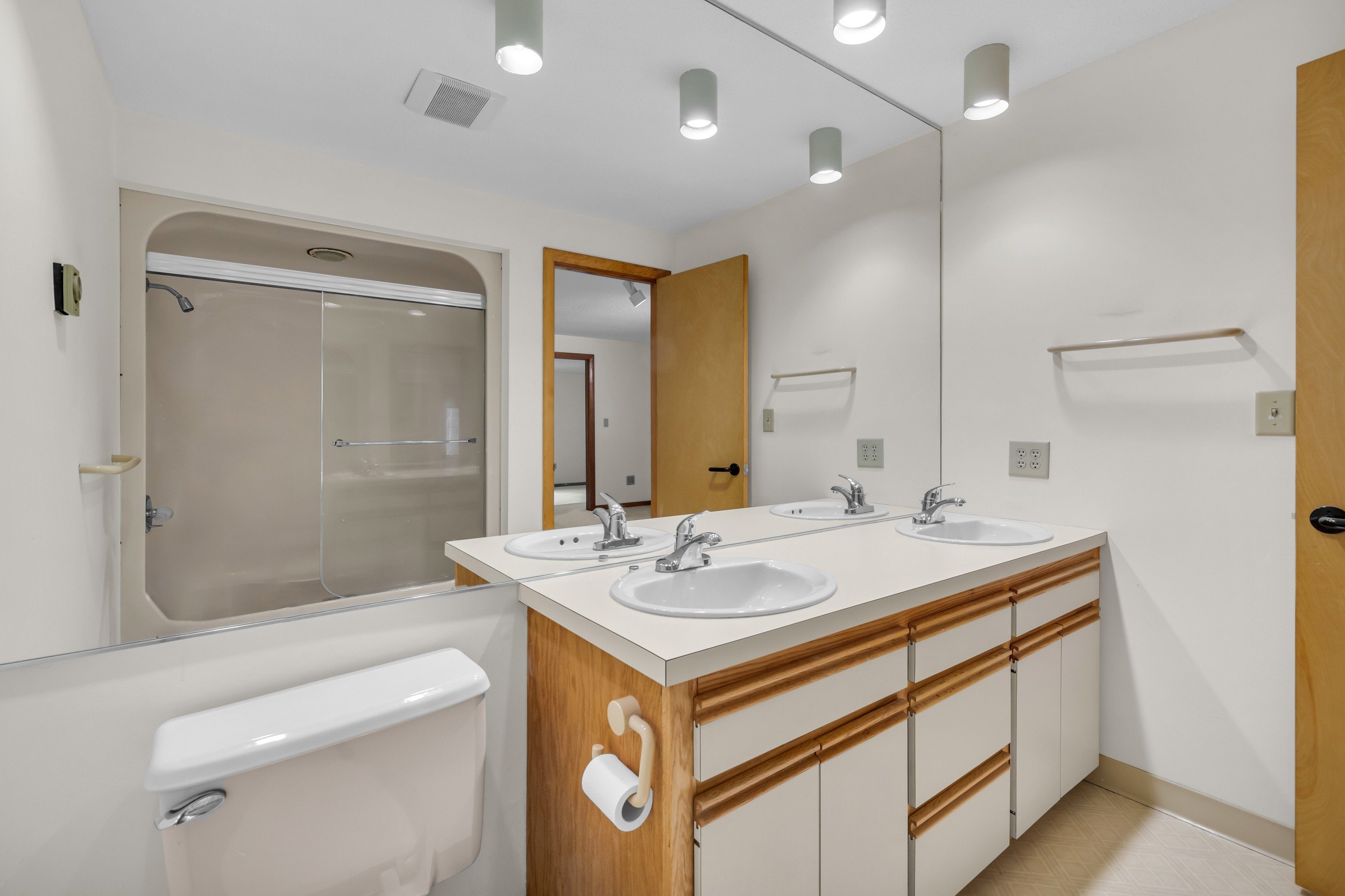 Granby, Connecticut, 06060, United States, 3 Bedrooms Bedrooms, ,3 BathroomsBathrooms,Residential,For Sale,1996436