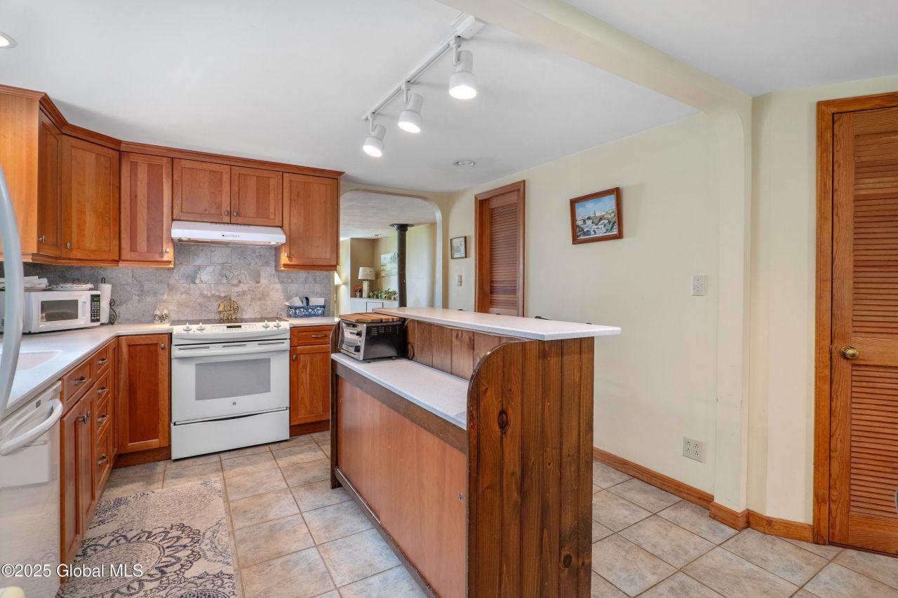 Gloversville, New York, 12078, United States, 2 Bedrooms Bedrooms, ,2 BathroomsBathrooms,Residential,For Sale,1828011
