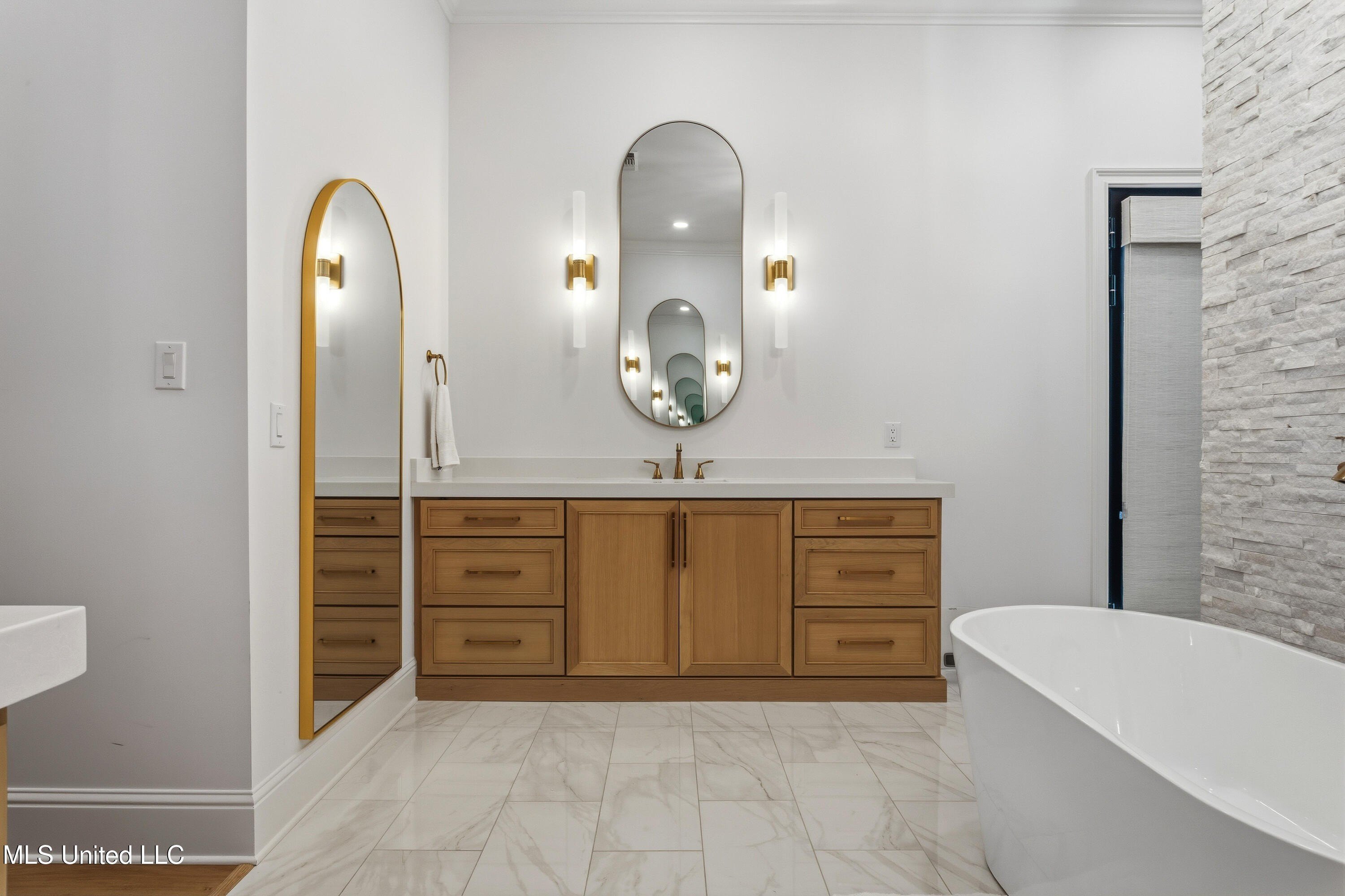 Biloxi, Mississippi, 39532, United States, 4 Bedrooms Bedrooms, ,4 BathroomsBathrooms,Residential,For Sale,1990750