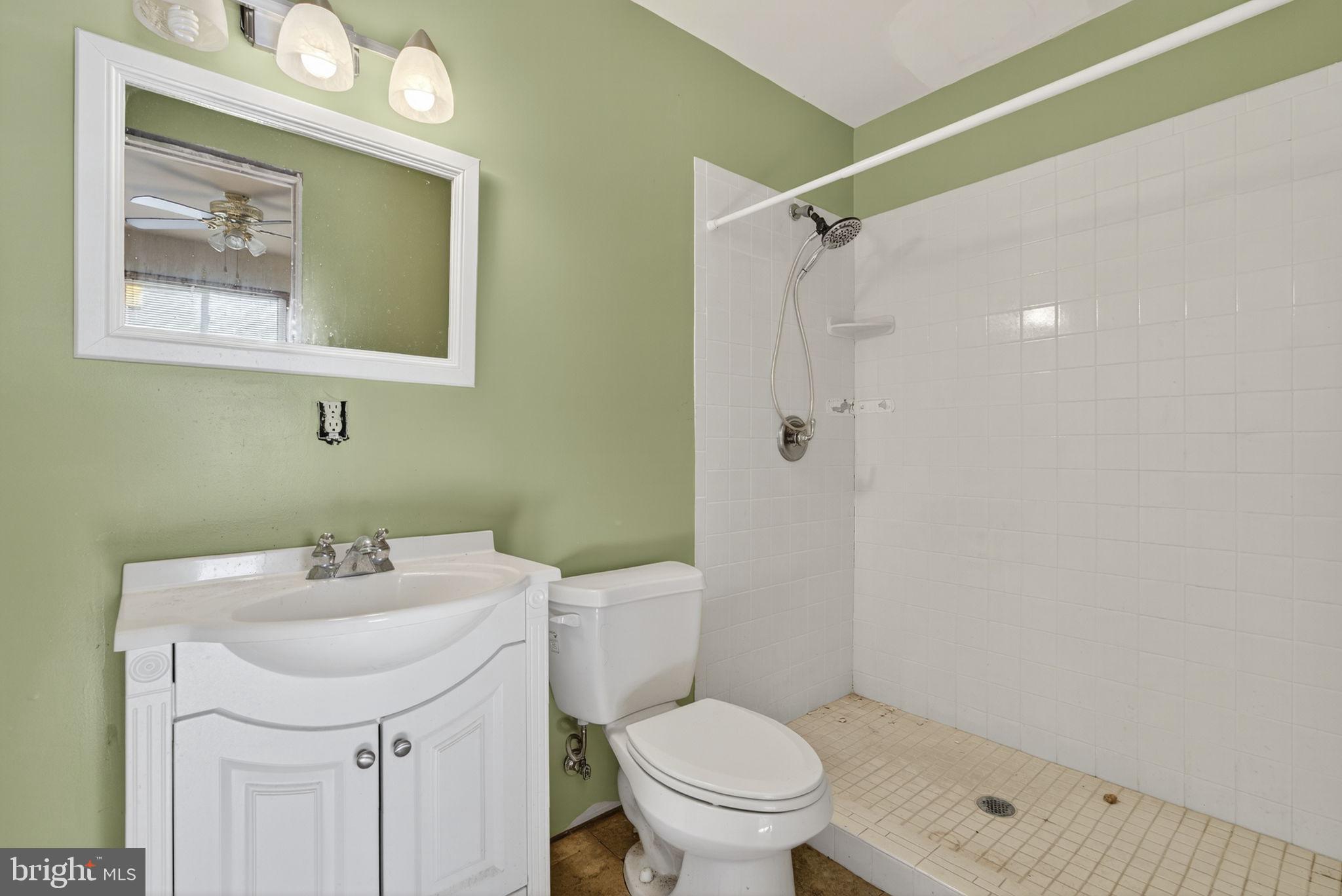 Hume, Virginia, 22639, United States, 7 Bedrooms Bedrooms, ,3 BathroomsBathrooms,Residential,For Sale,1943038