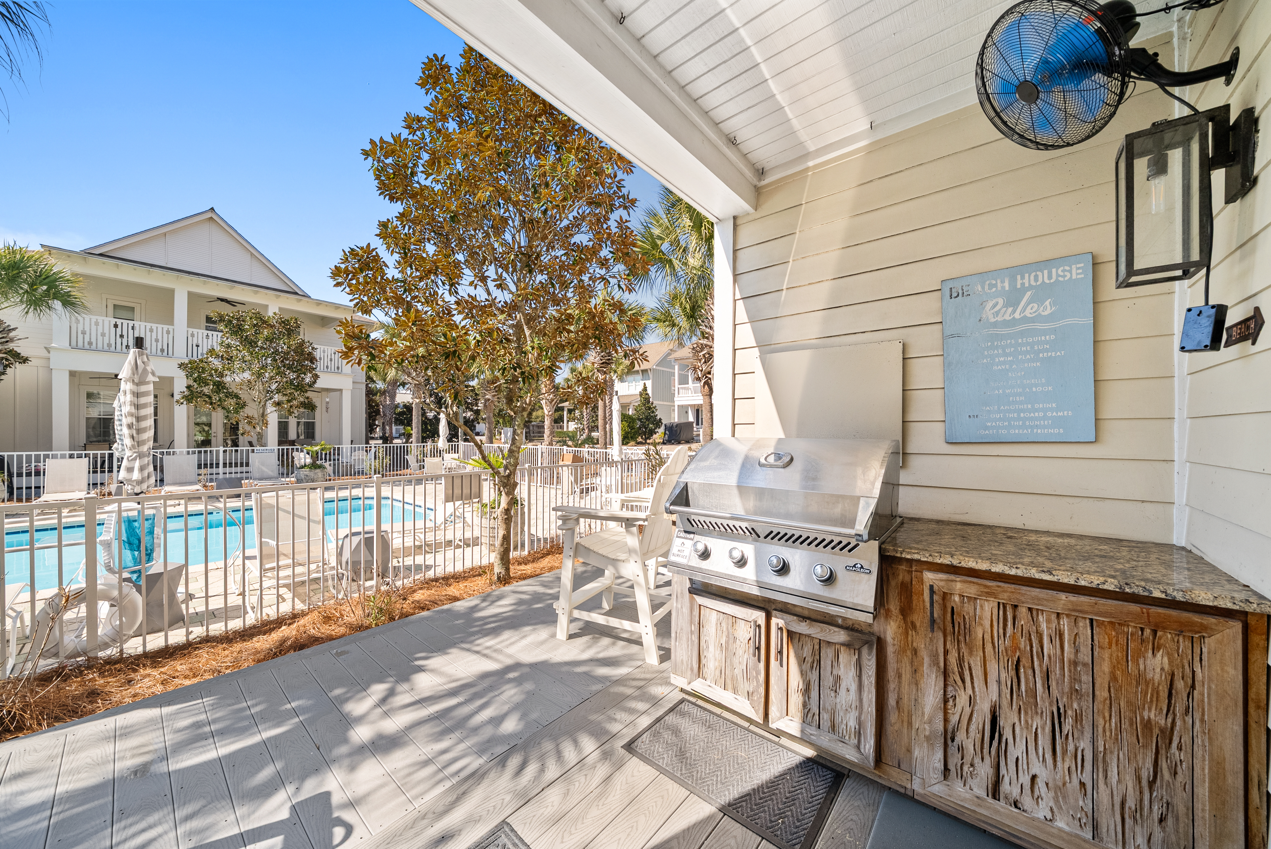  Three-Story Beach Retreat Near Public Beach Access And Local Favorites - 物件實景