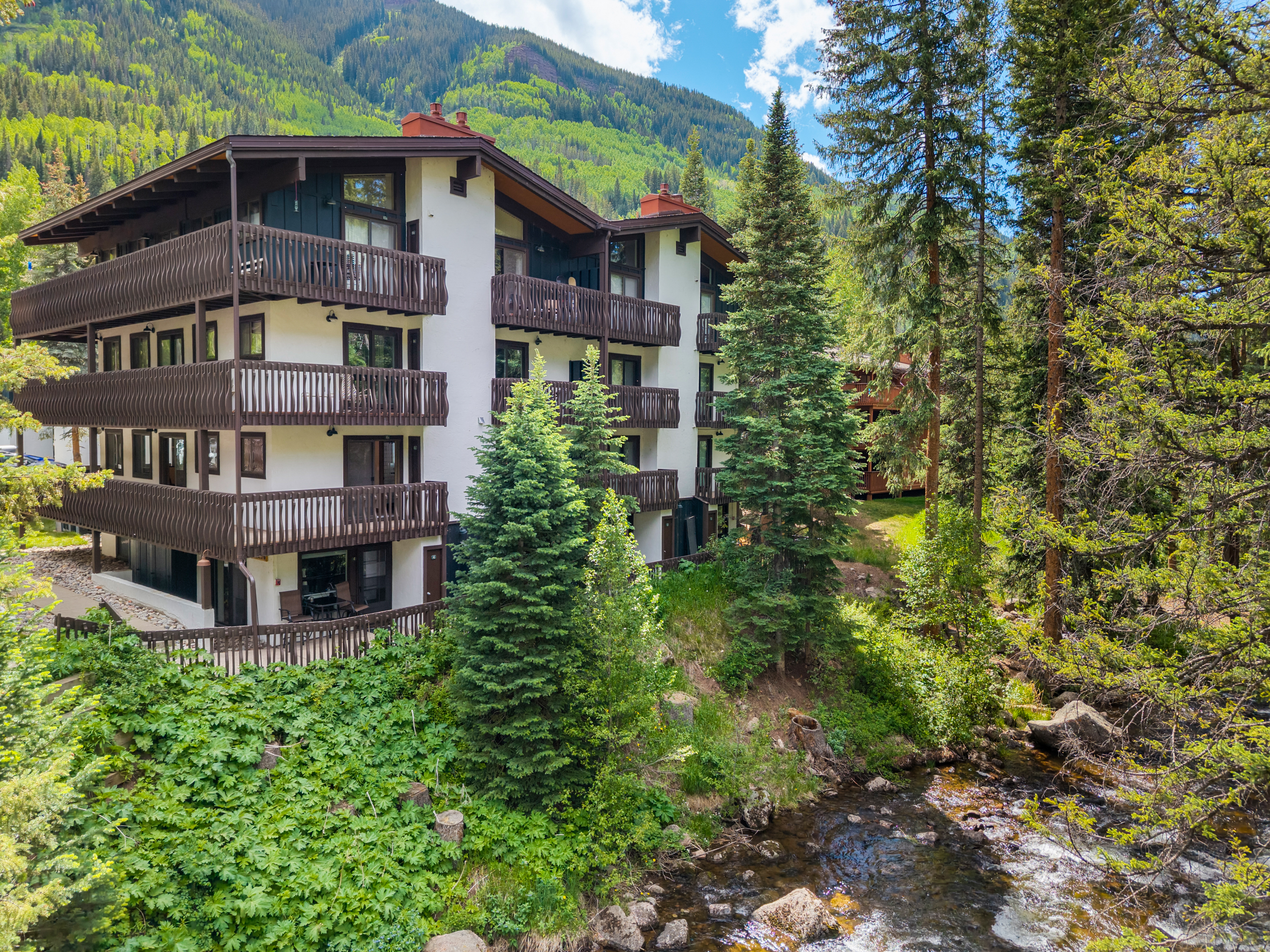  Located a Sweeping Bend of Gore Creek with Resort-Style Amenities - 物件實景