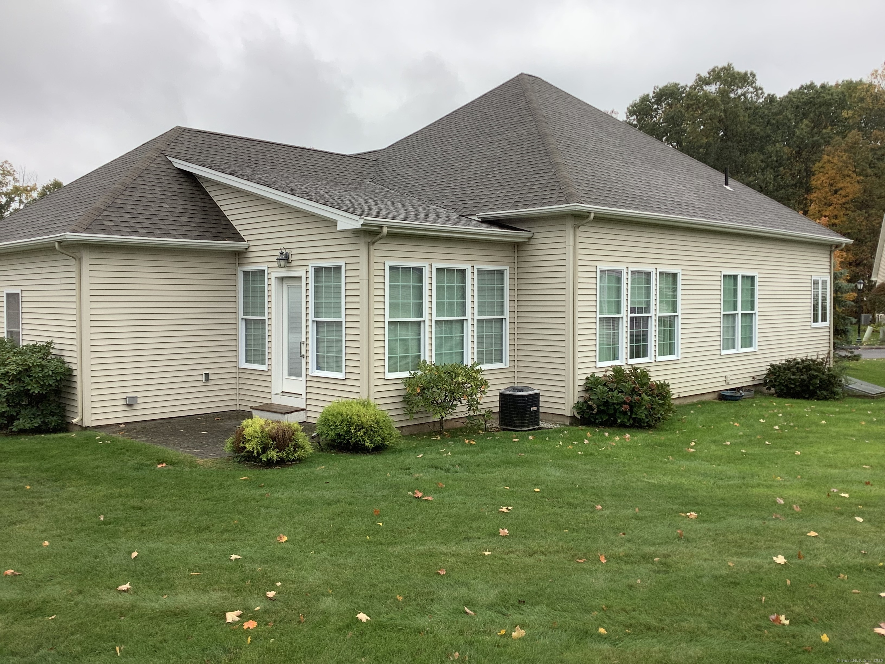 Cromwell, Connecticut, 06416, United States, 2 Bedrooms Bedrooms, ,2 BathroomsBathrooms,Residential,For Sale,1987108