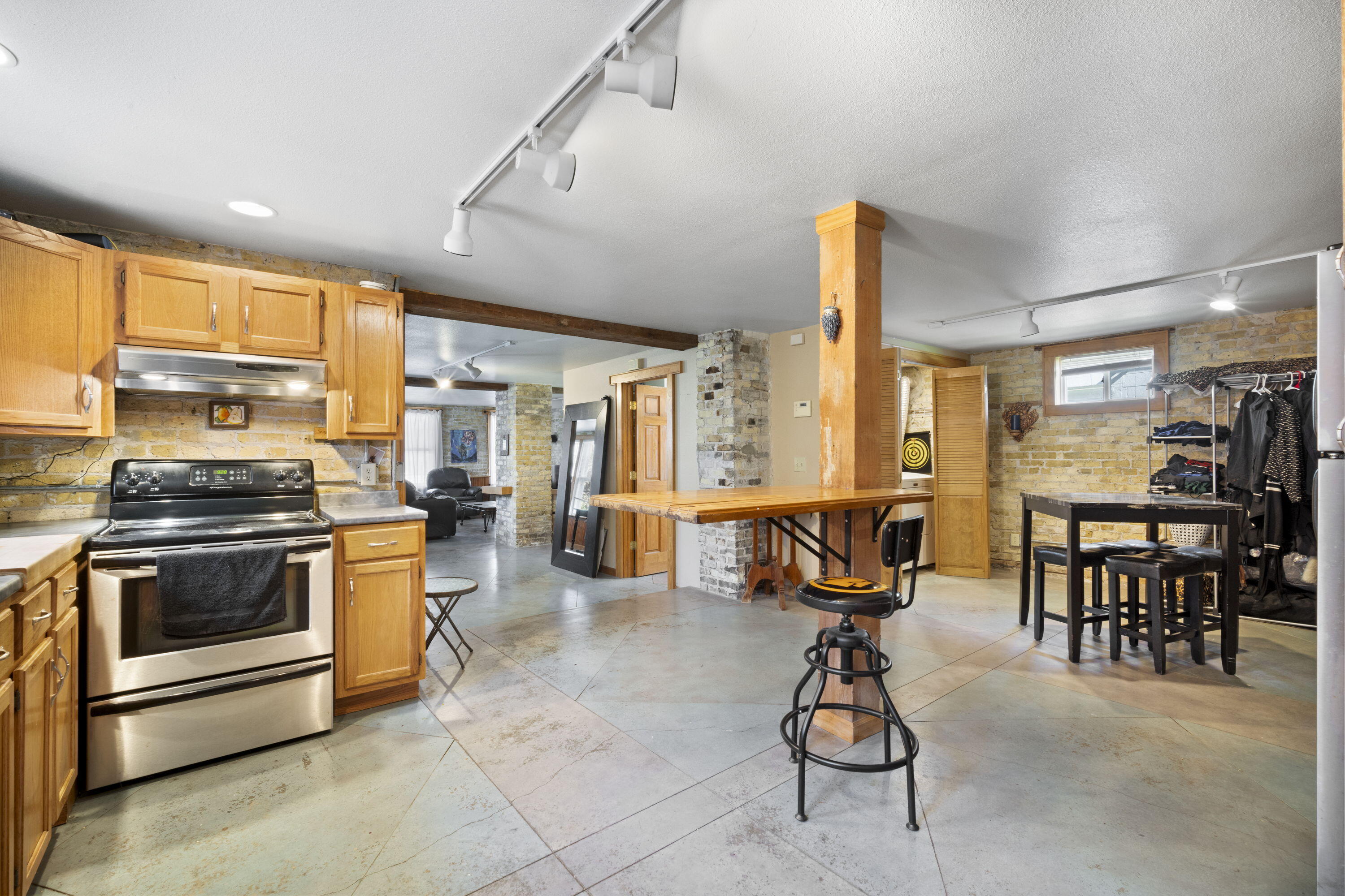 Milwaukee, Wisconsin, 53202, United States, 3 Bedrooms Bedrooms, ,3 BathroomsBathrooms,Residential,For Sale,1916050