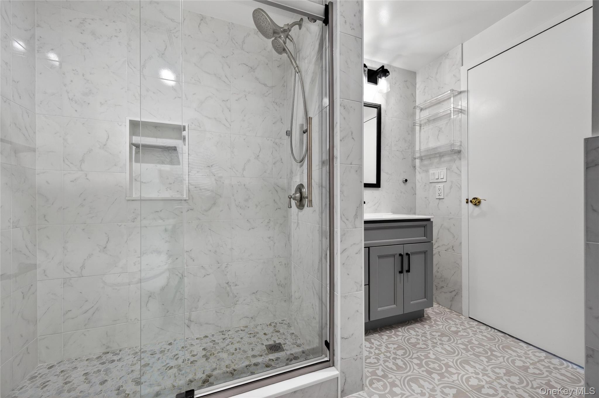  242 Maple Avenue, Westbury, NY, 11590 - 物件實景