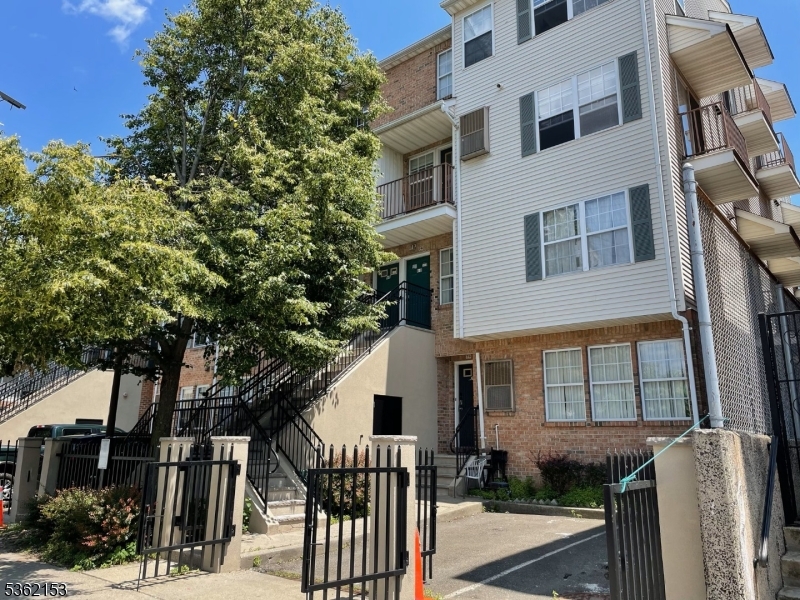 Newark City, New Jersey, 07105, United States, 2 Bedrooms Bedrooms, ,3 BathroomsBathrooms,Residential,For Sale,1849071