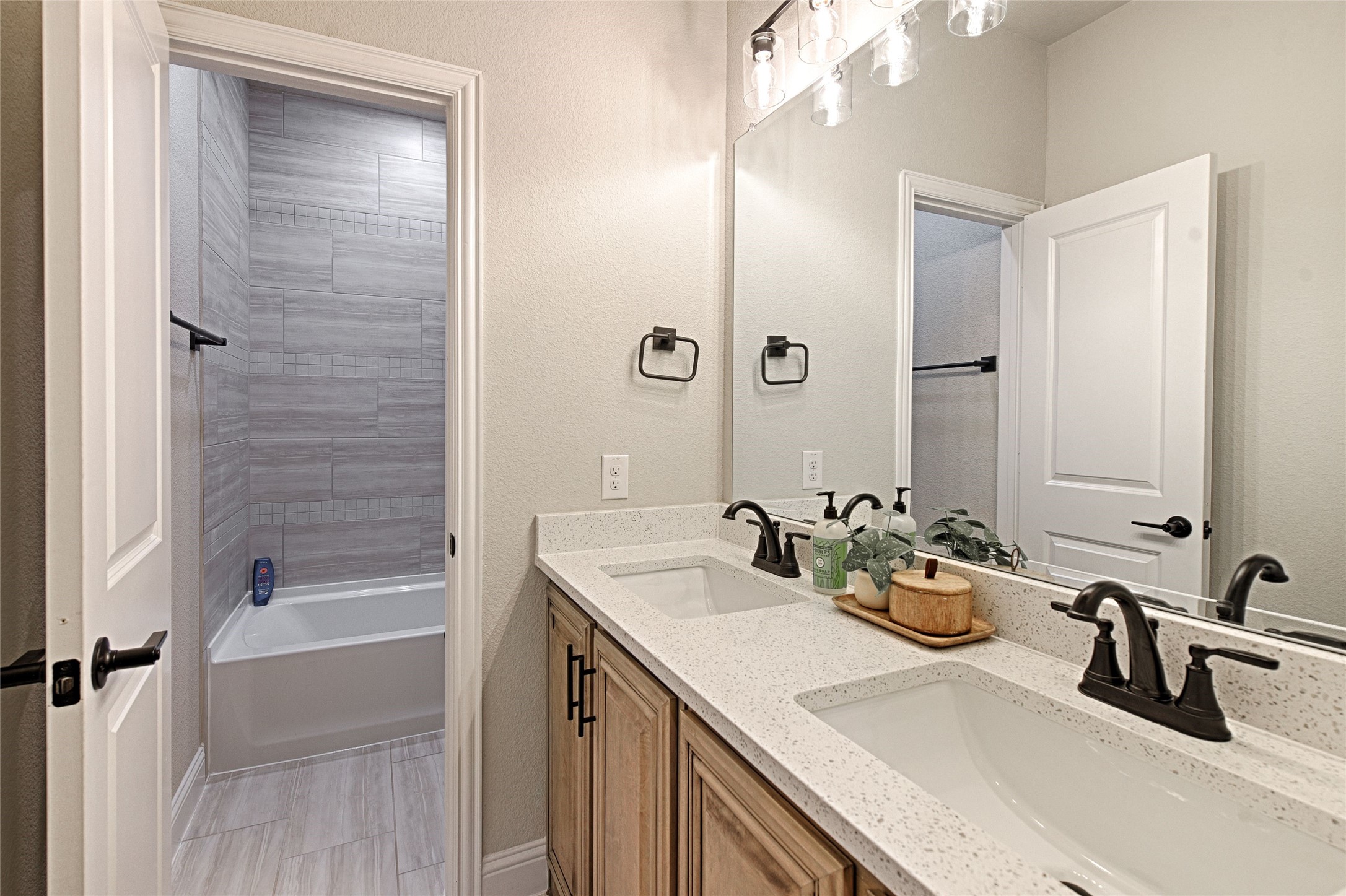 Burleson, Texas, 76028, United States, 4 Bedrooms Bedrooms, ,3 BathroomsBathrooms,Residential,For Sale,1954852