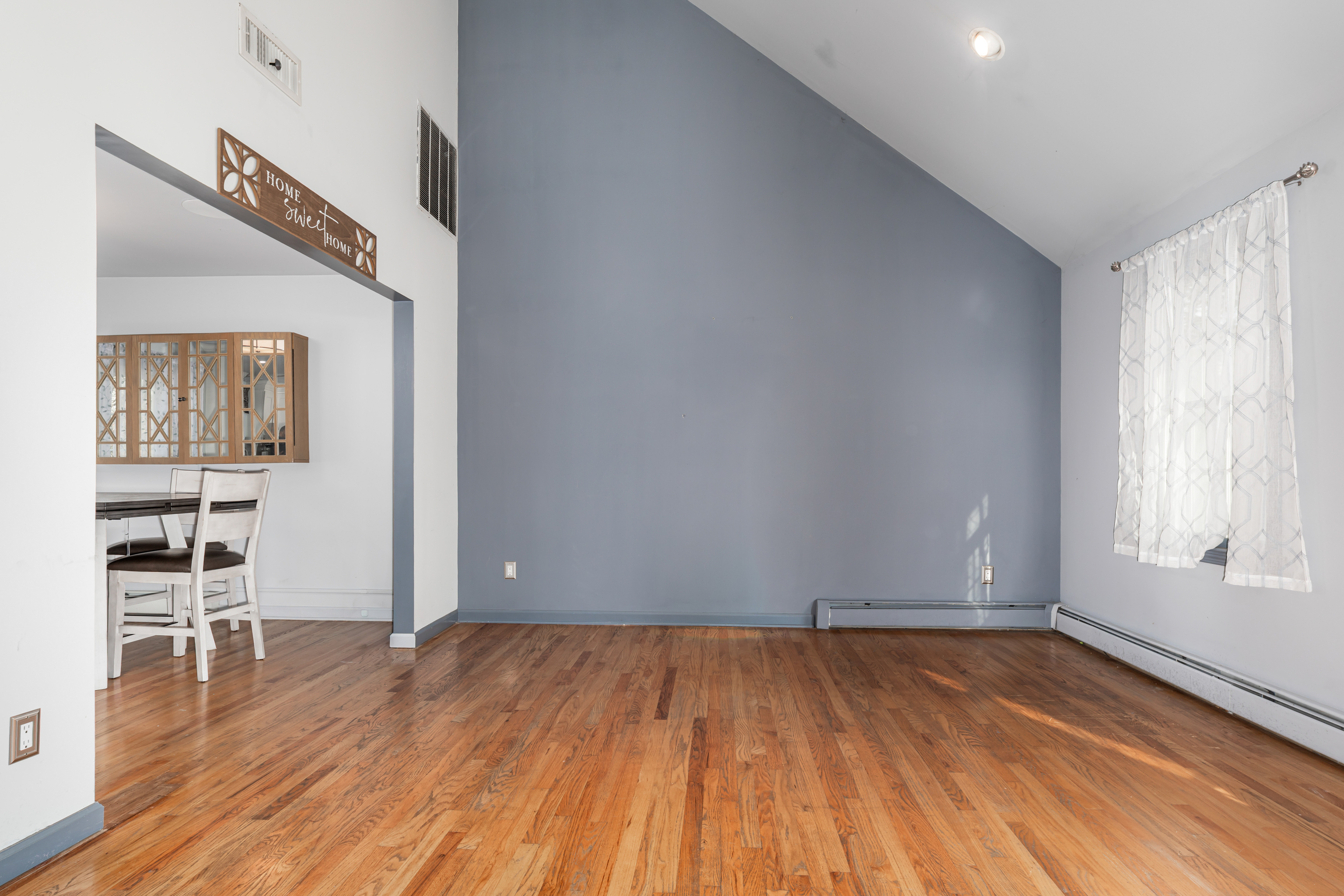 Milford, Connecticut, 06460, United States, 3 Bedrooms Bedrooms, ,3 BathroomsBathrooms,Residential,For Sale,1991692