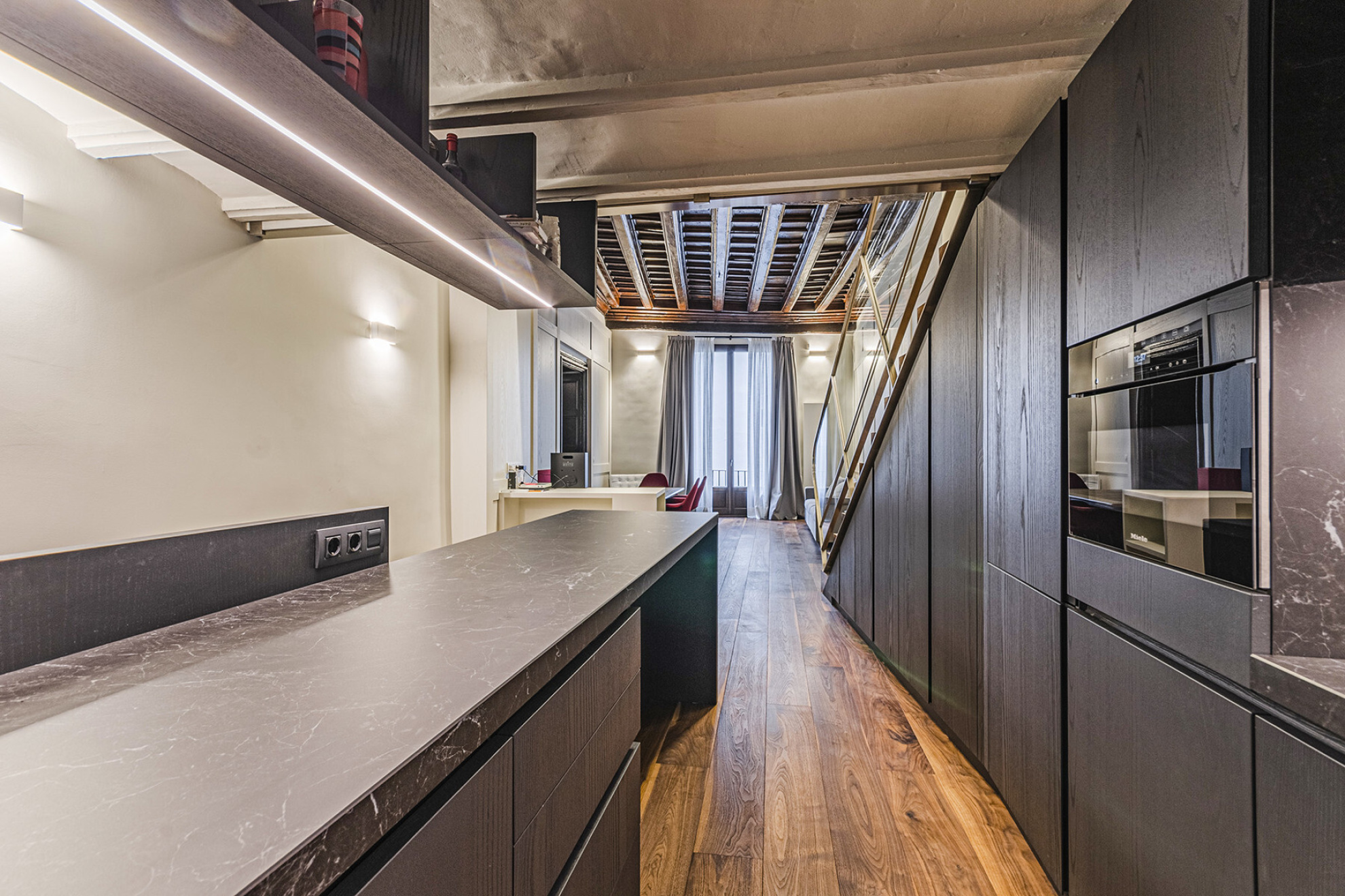  Authentic and medieval apartment with high ceilings in central El Born - 物件實景