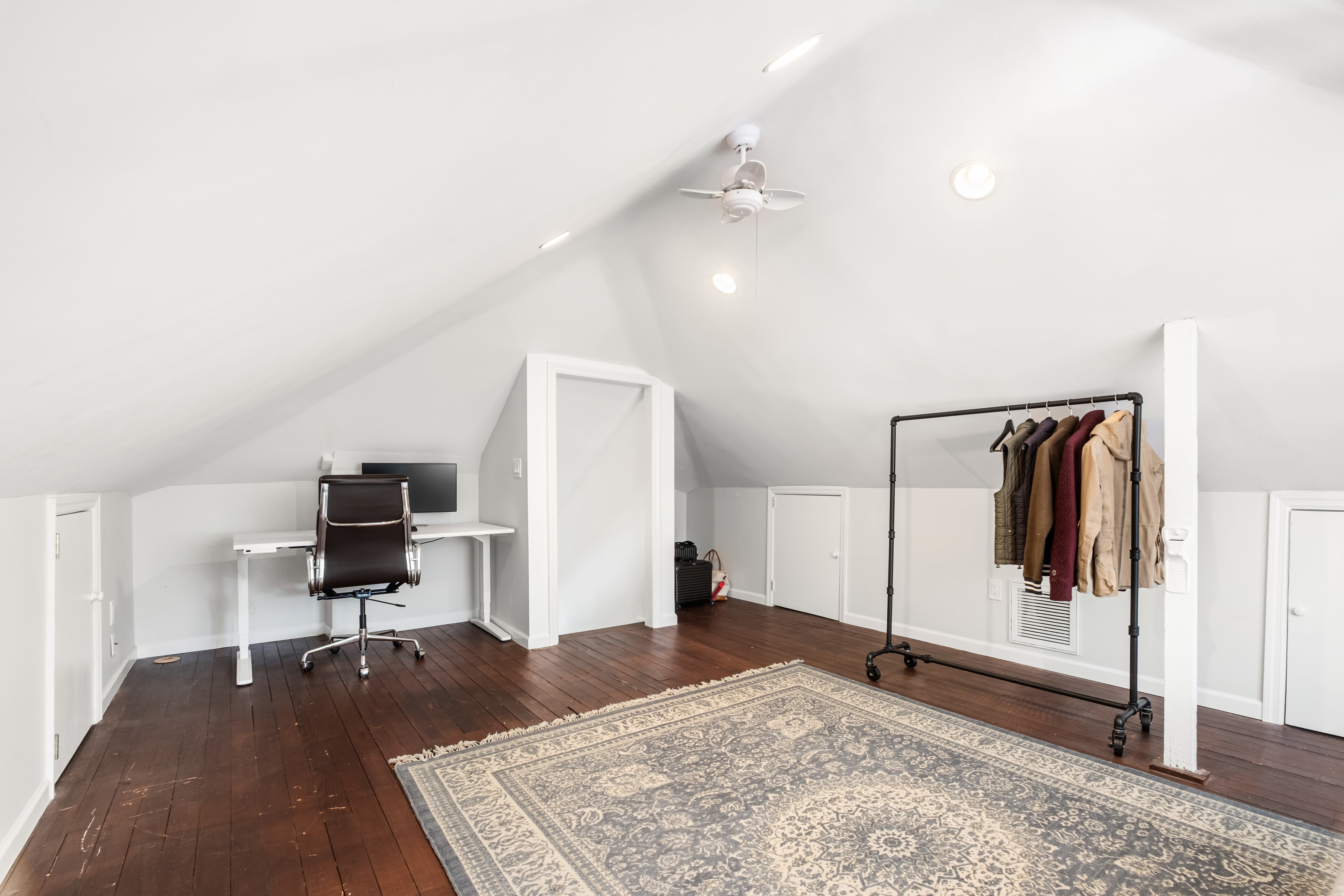  a gracious, fully-updated home where  every detail has been considered. - 物件實景