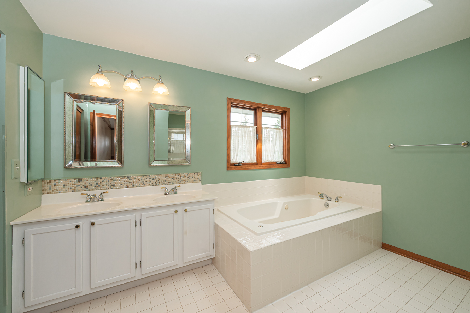  Beautifully Maintained Storybook Home - 物件實景