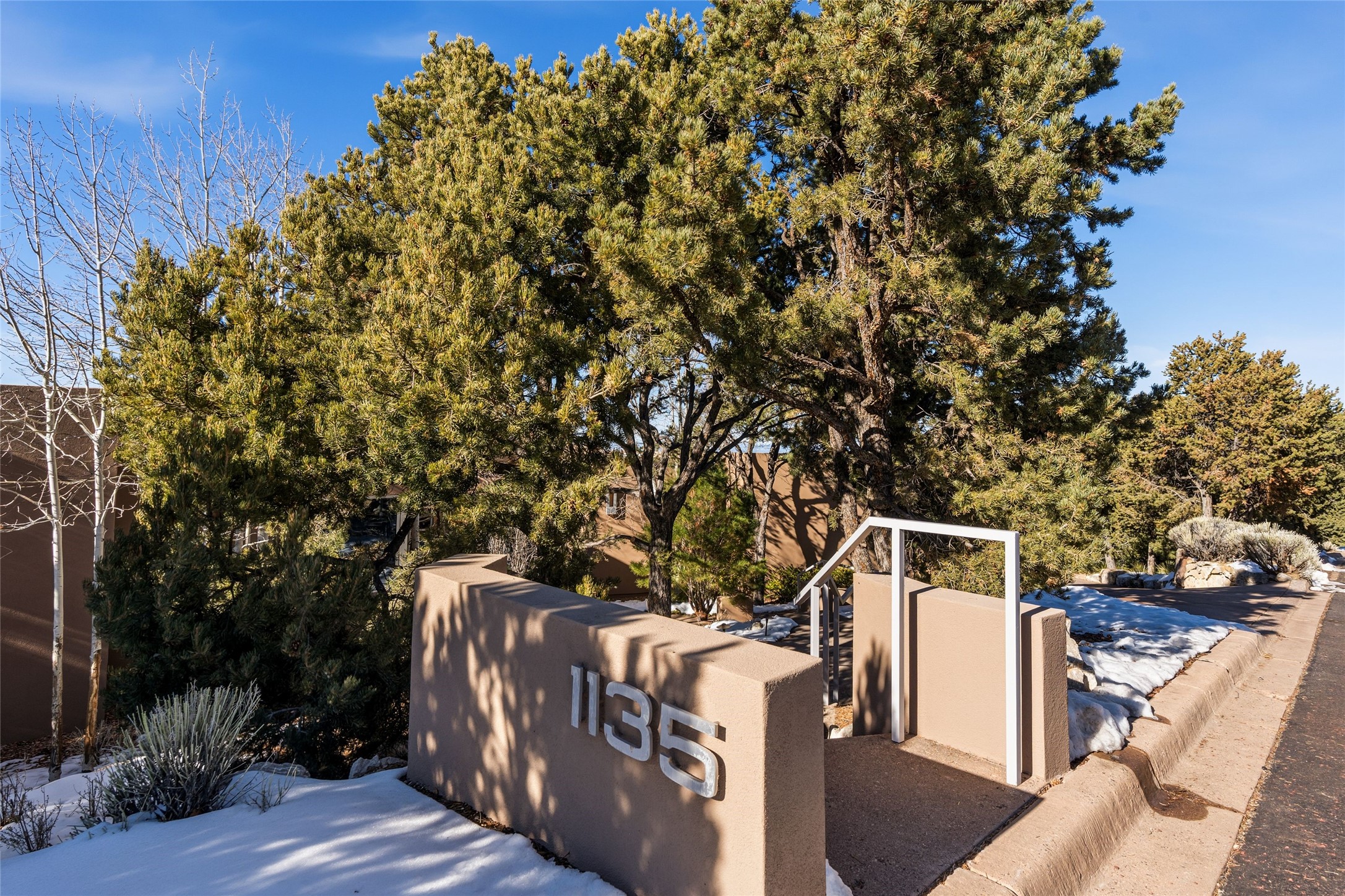  1135 S Summit Drive - 物件實景