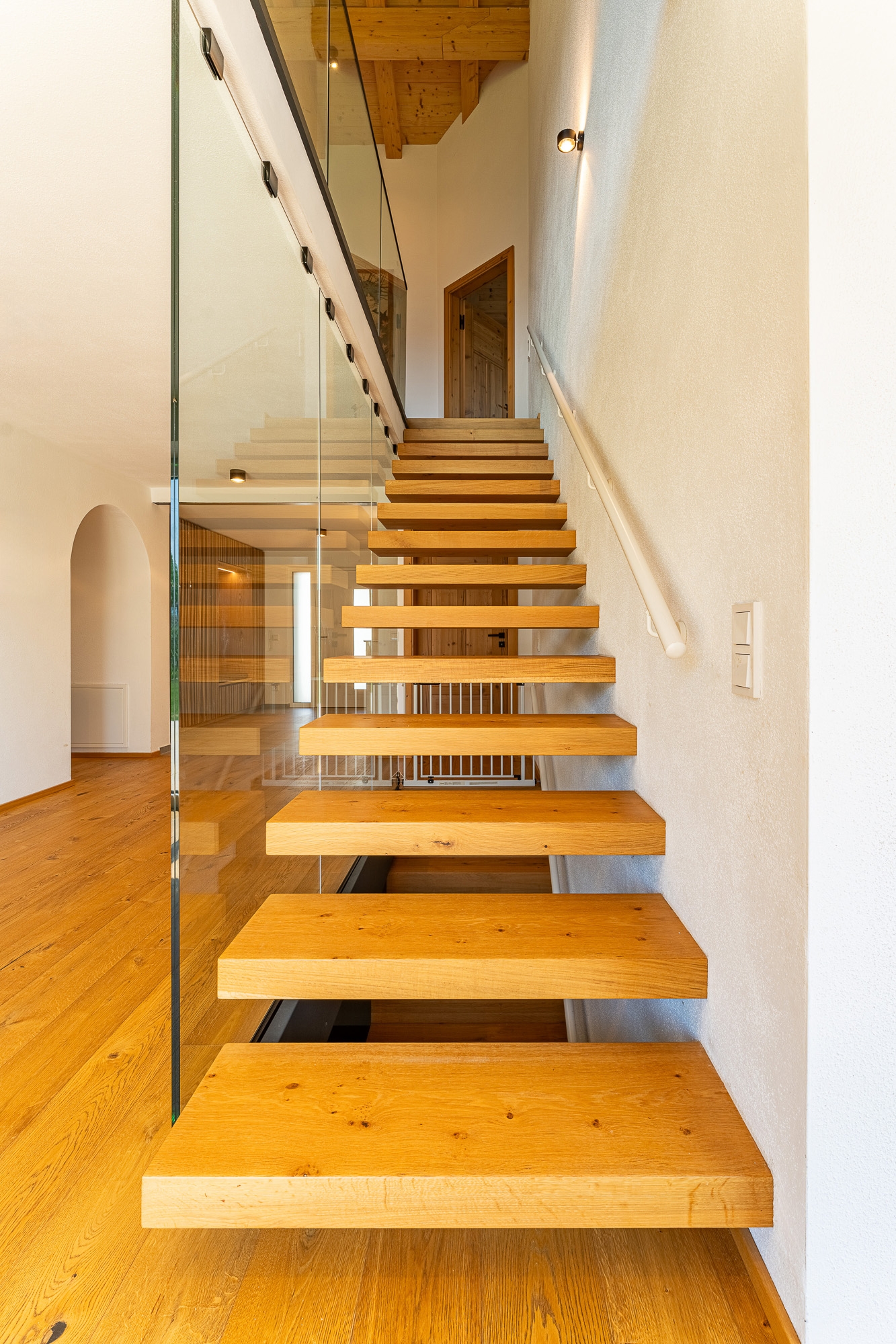  where  every day begin s with a view of the mountains: modern living with a pan... - 物件實景