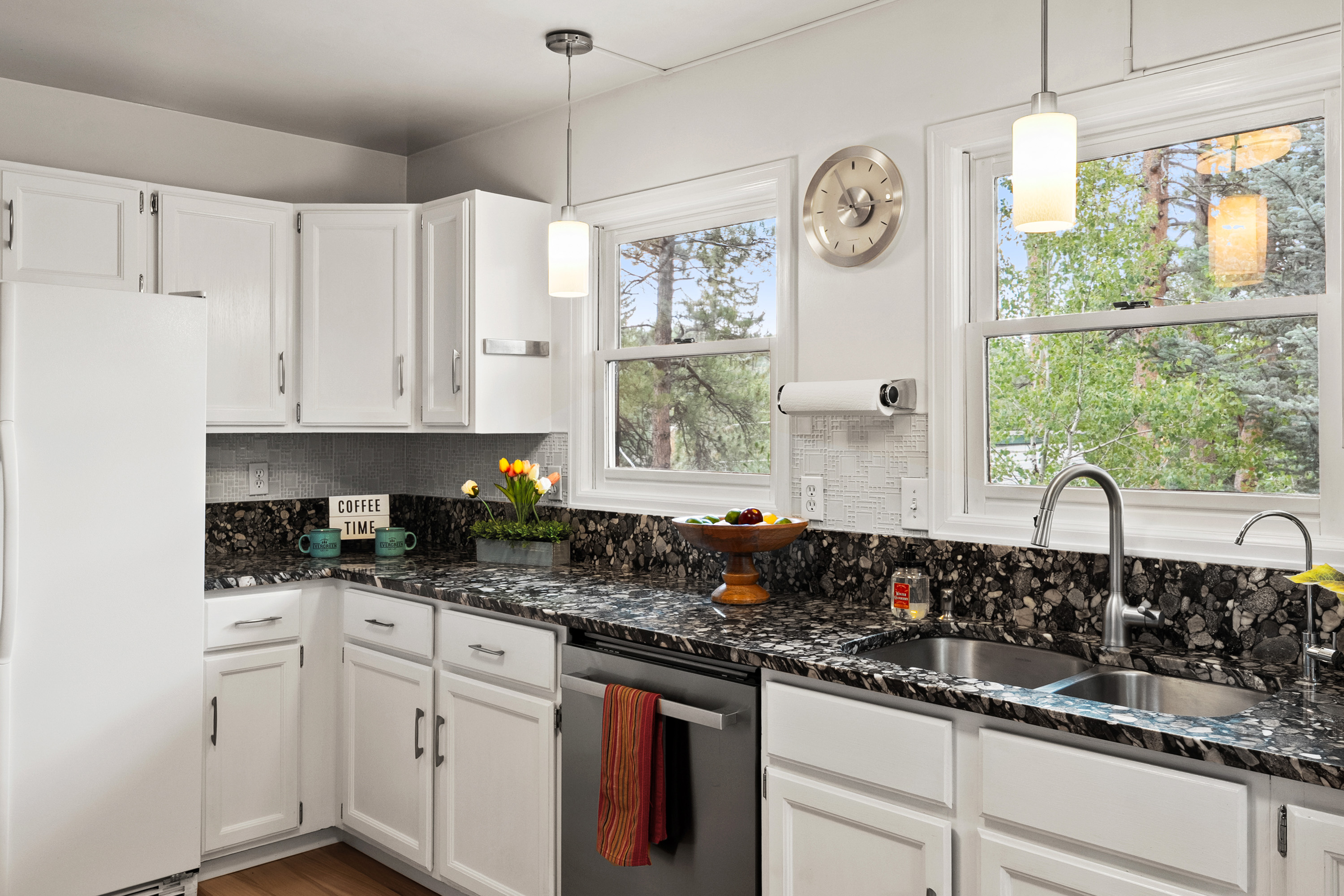  Rare Opportunity to Own 2 Homes Just Steps Away from Coveted Evergreen Lake - 物件實景