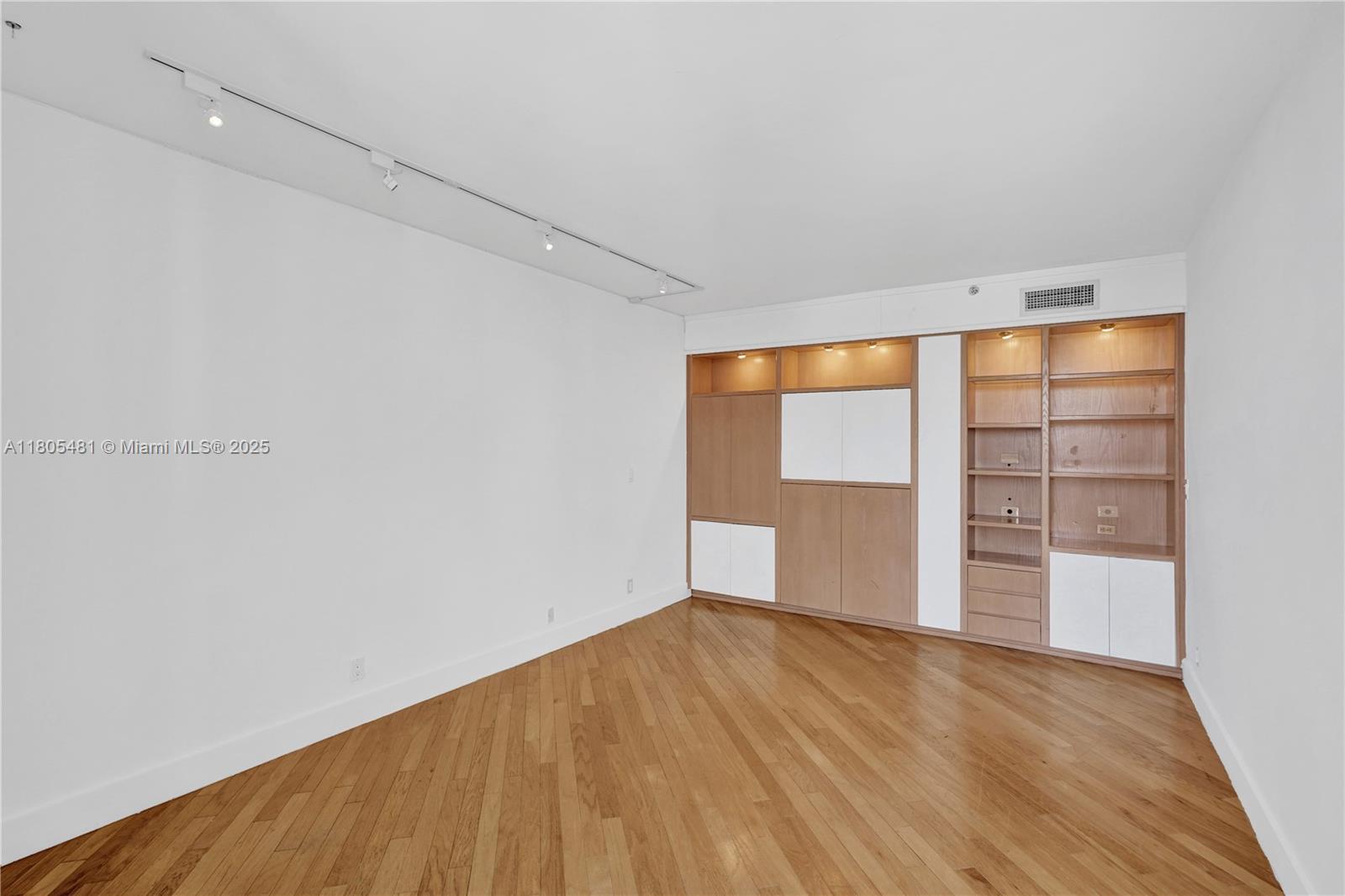 Aventura, Florida, 33180, United States, 2 Bedrooms Bedrooms, ,2 BathroomsBathrooms,Residential,For Sale,1827692