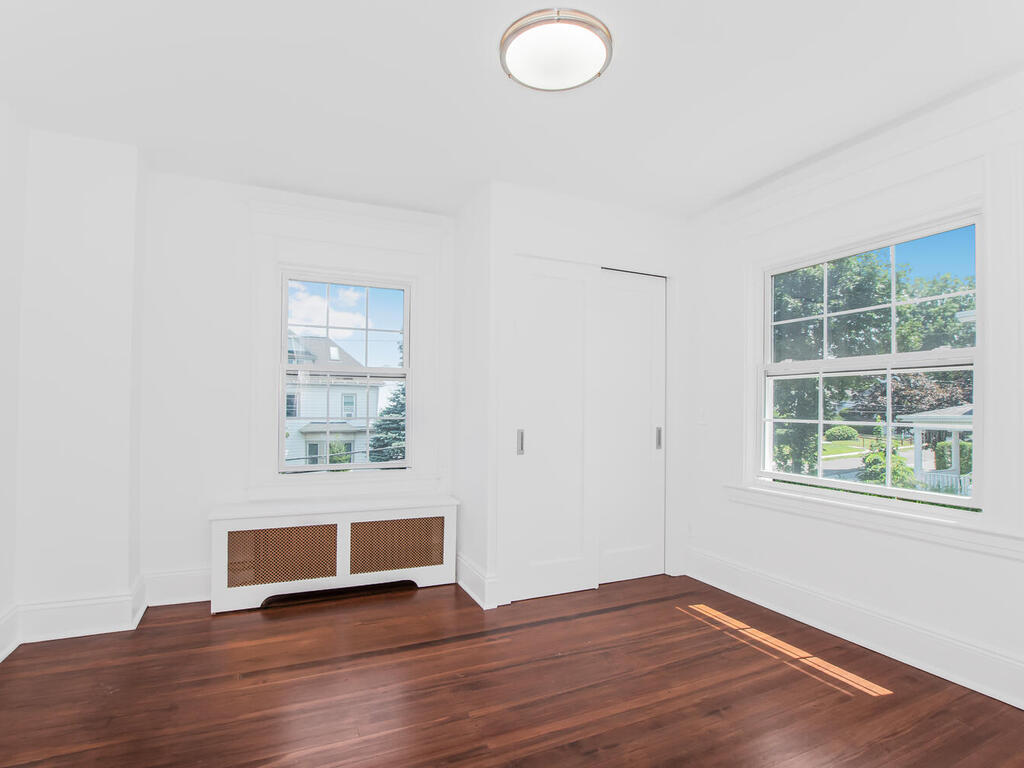 Yonkers, New York, 10701, United States, 6 Bedrooms Bedrooms, ,3 BathroomsBathrooms,Residential,For Sale,1904249