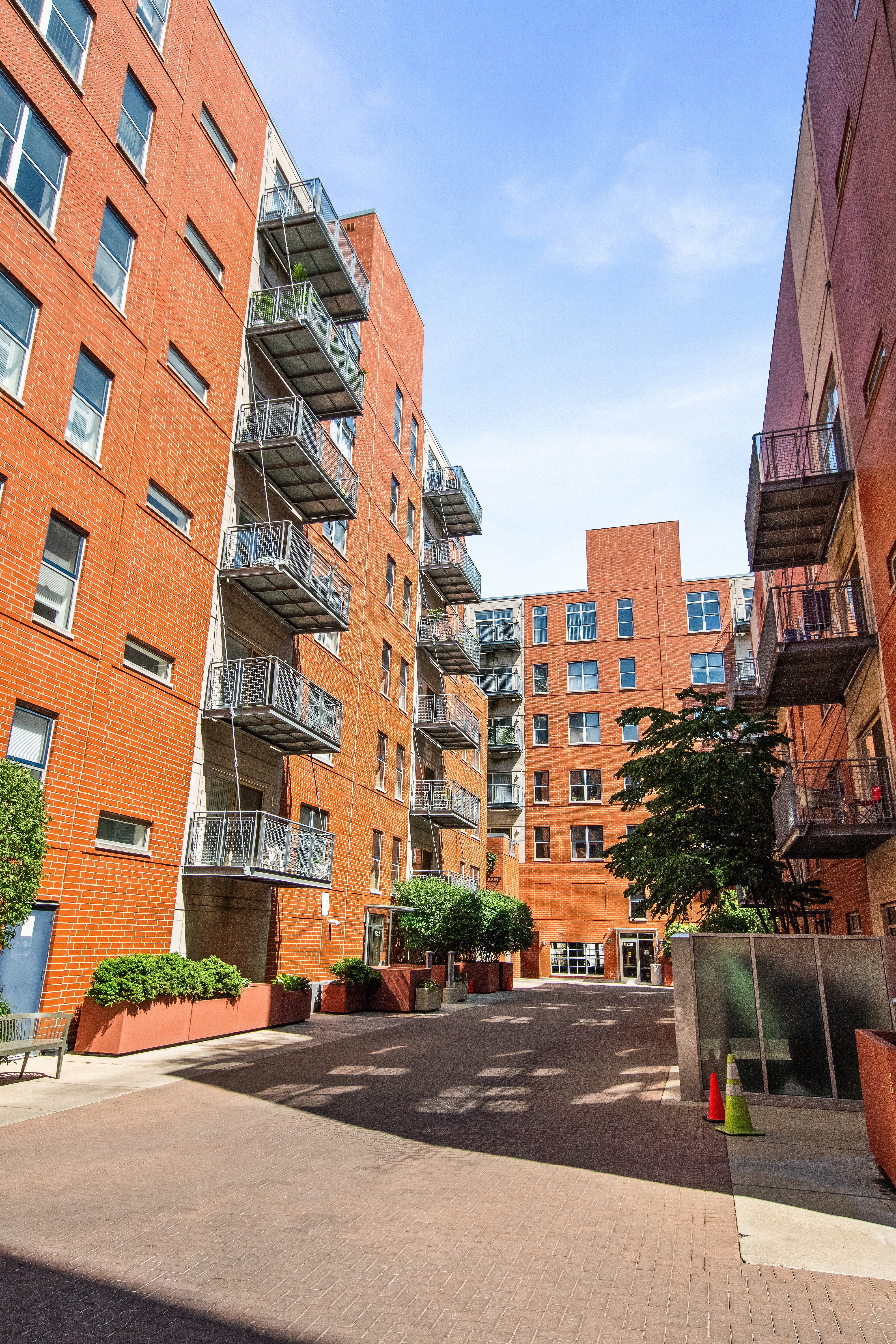  Spacious Unit in Desirable Chicago Avenue Place - 物件實景