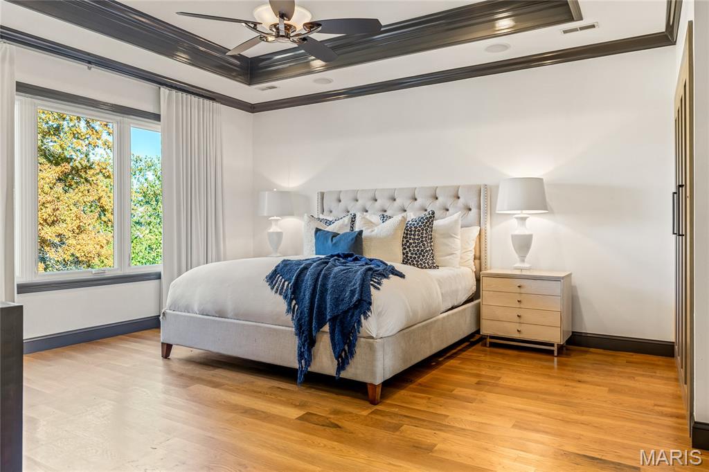 University City, Missouri, 63105, United States, 4 Bedrooms Bedrooms, ,5 BathroomsBathrooms,Residential,For Sale,1989585