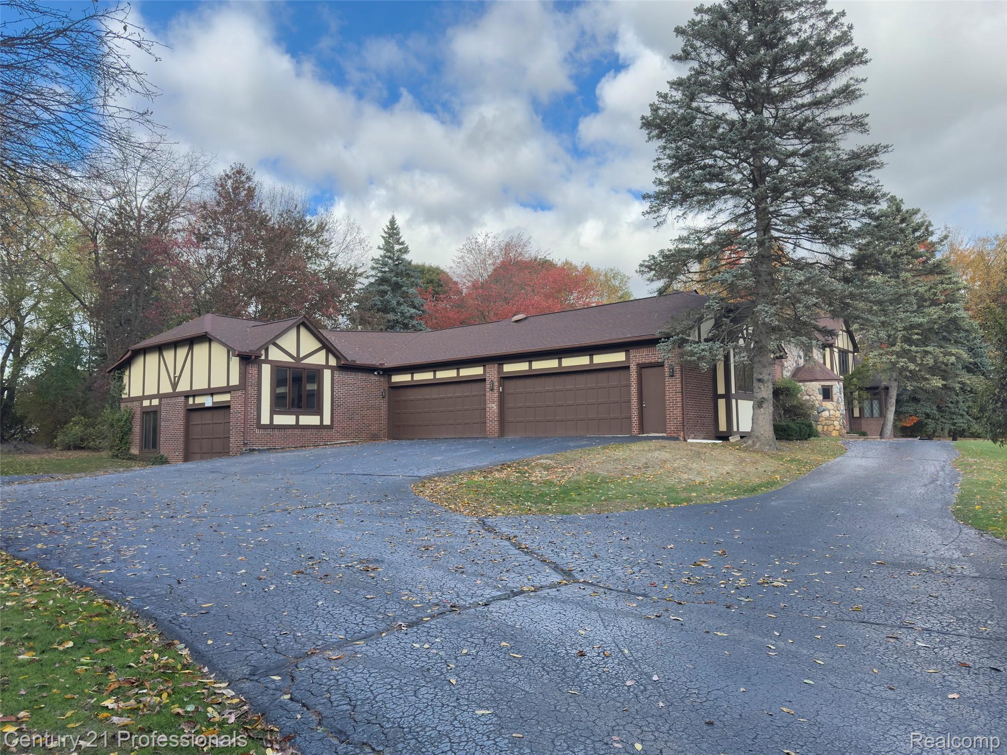 Rochester, Michigan, 48306, United States, 5 Bedrooms Bedrooms, ,6 BathroomsBathrooms,Residential,For Sale,1987117