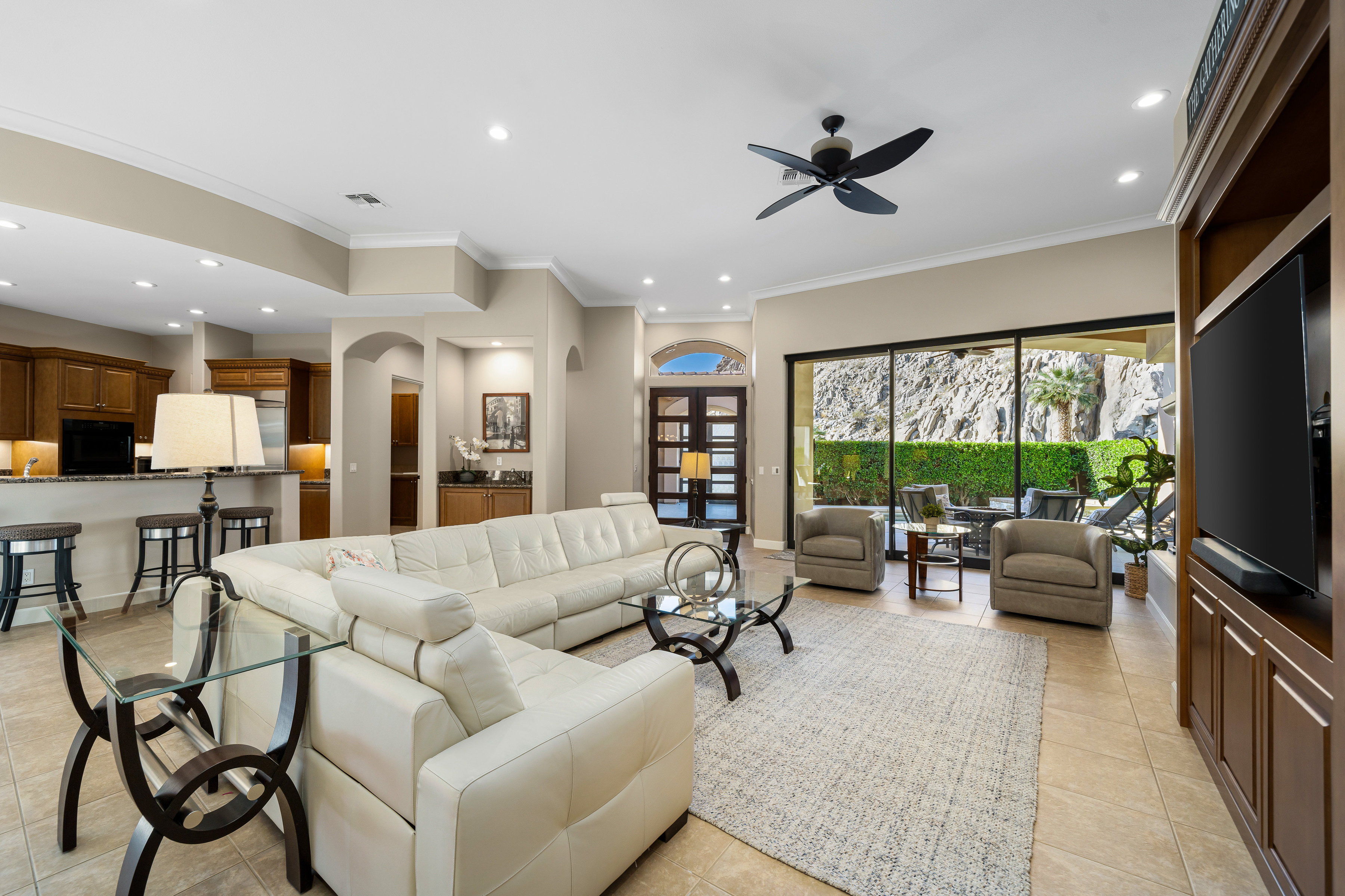  South Facing Gated La Quinta Pool Home - 物件實景