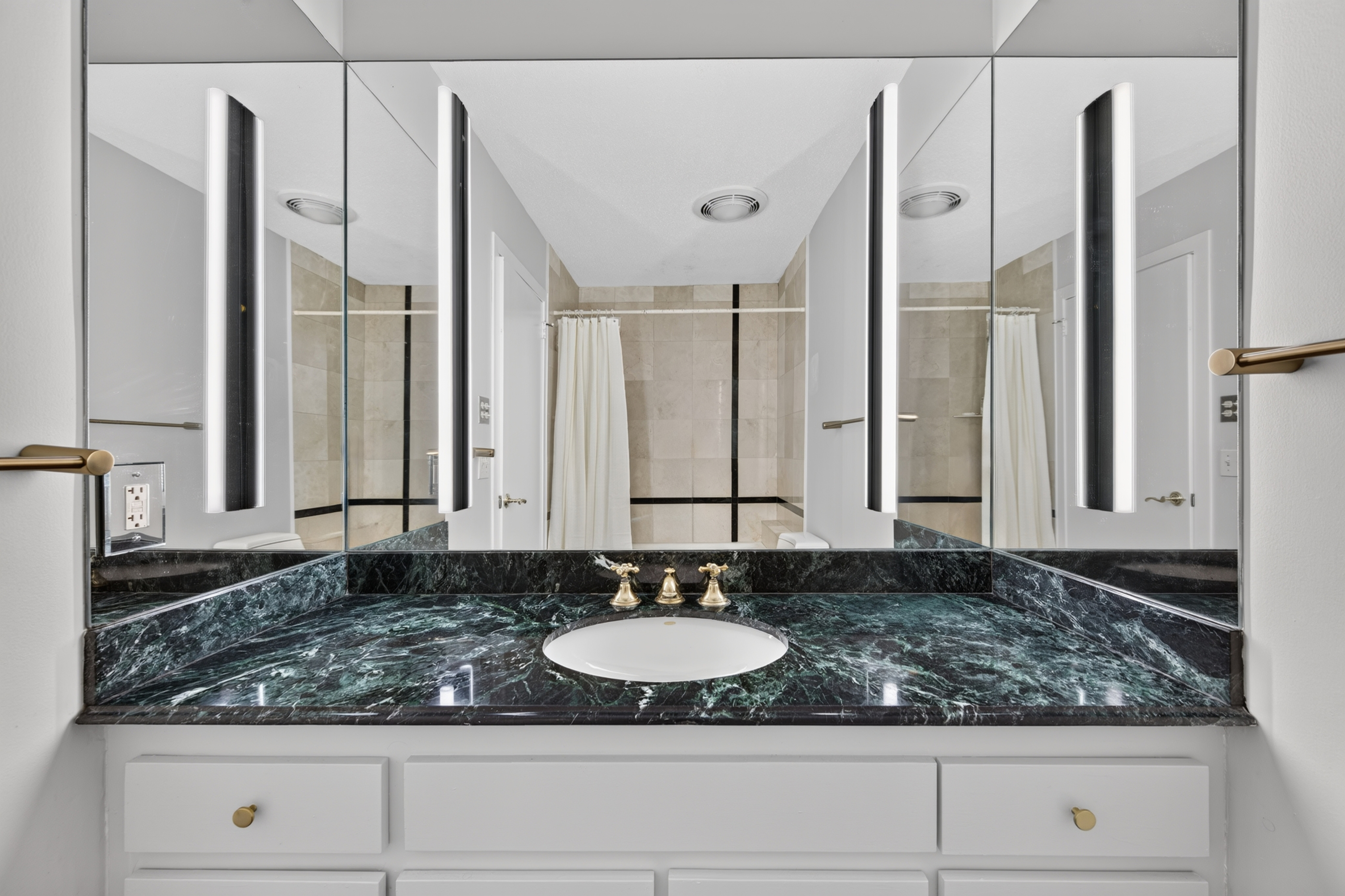  Immaculate Home with Classic Versatile Design Offers Privacy - 物件實景