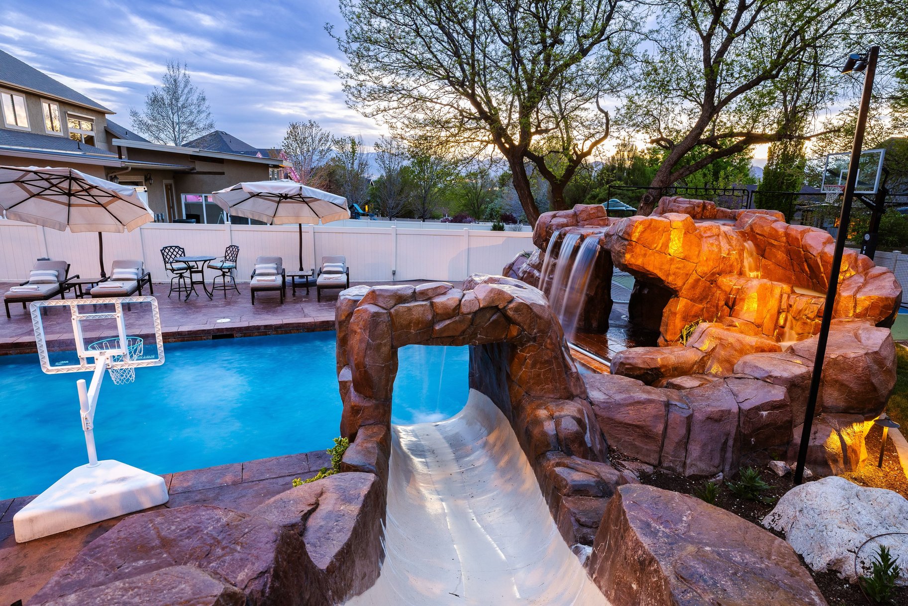  Custom 2-Story Parade Home with Dolphin Bolderscape Grotto Pool & 6 Car Garage - 物件實景