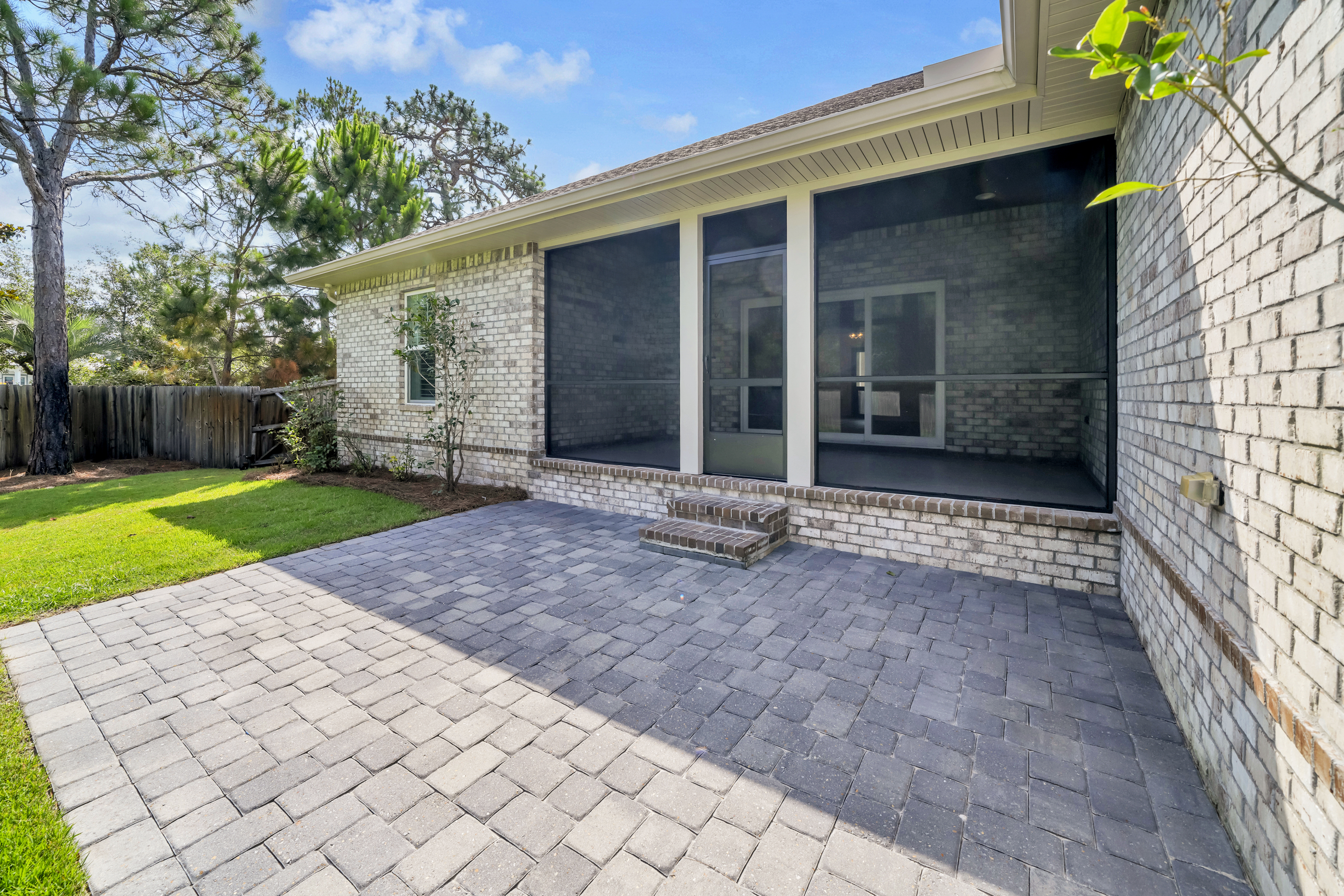  Move-In Ready Brick Home with Spacious Fenced Backyard Near the Bay - 物件實景