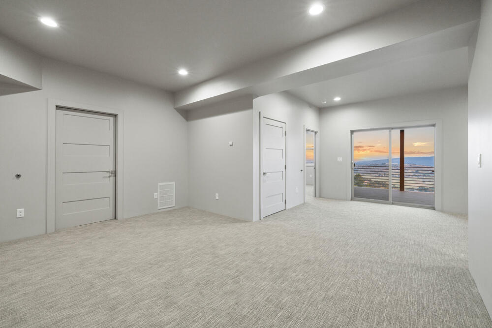 Klamath Falls, Oregon, 97601, United States, 3 Bedrooms Bedrooms, ,4 BathroomsBathrooms,Residential,For Sale,1794380